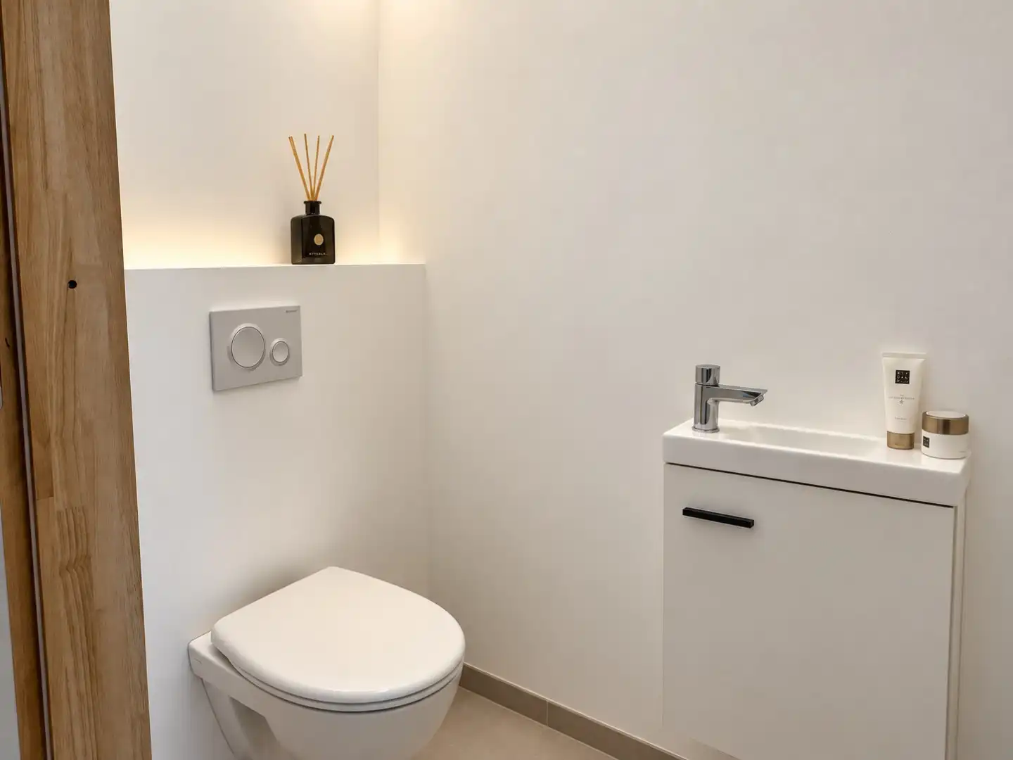 Grote vernieuwde woning met 4 kamers, uitweg en veel ruimte foto 5