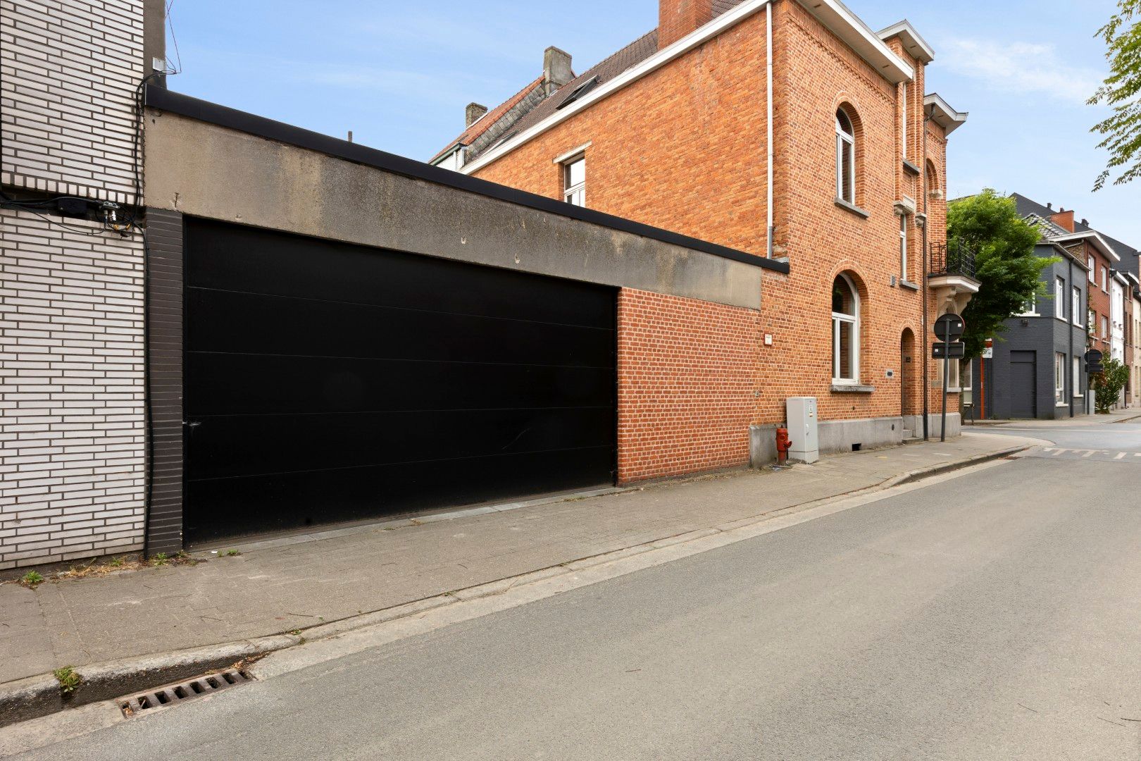 SUBLIEM GERENOVEERDE HERENWONING MET DUBBELE GARAGE.  foto 2