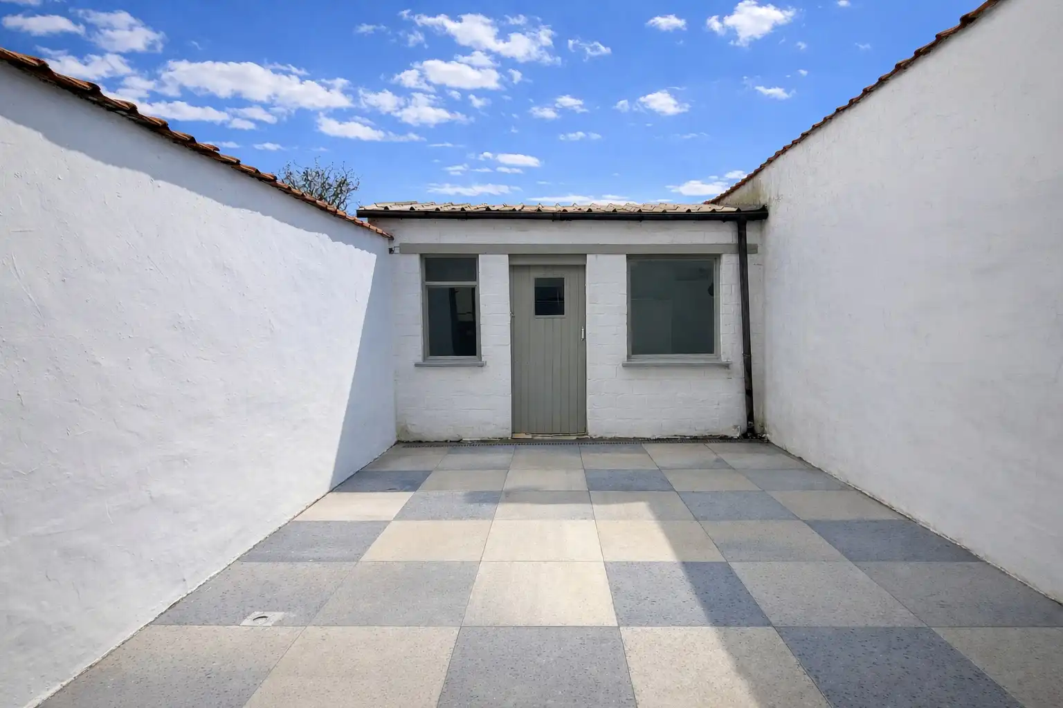 Deze instapklare woning biedt modern wooncomfort op een centrale ligging in het centrum, met winkels, scholen en openbaar vervoer op wandelafstand. foto 2