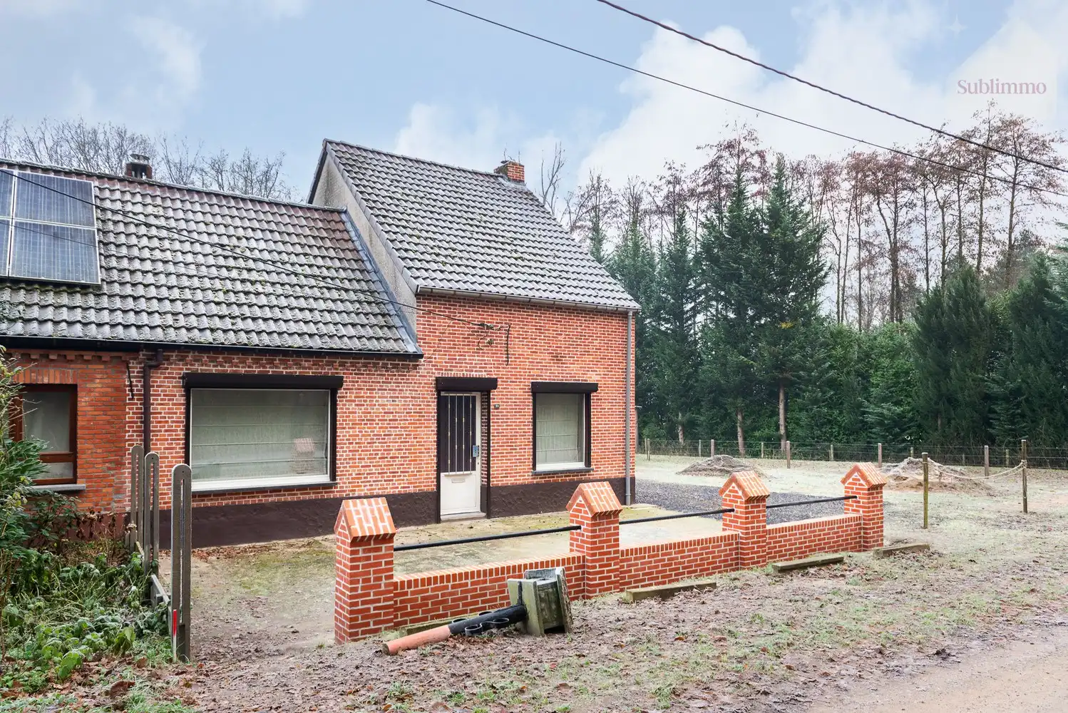 Hoofdfoto van de publicatie: Charmante halfopen bebouwing op idyllische bosrijke locatie – uniek renovatieproject