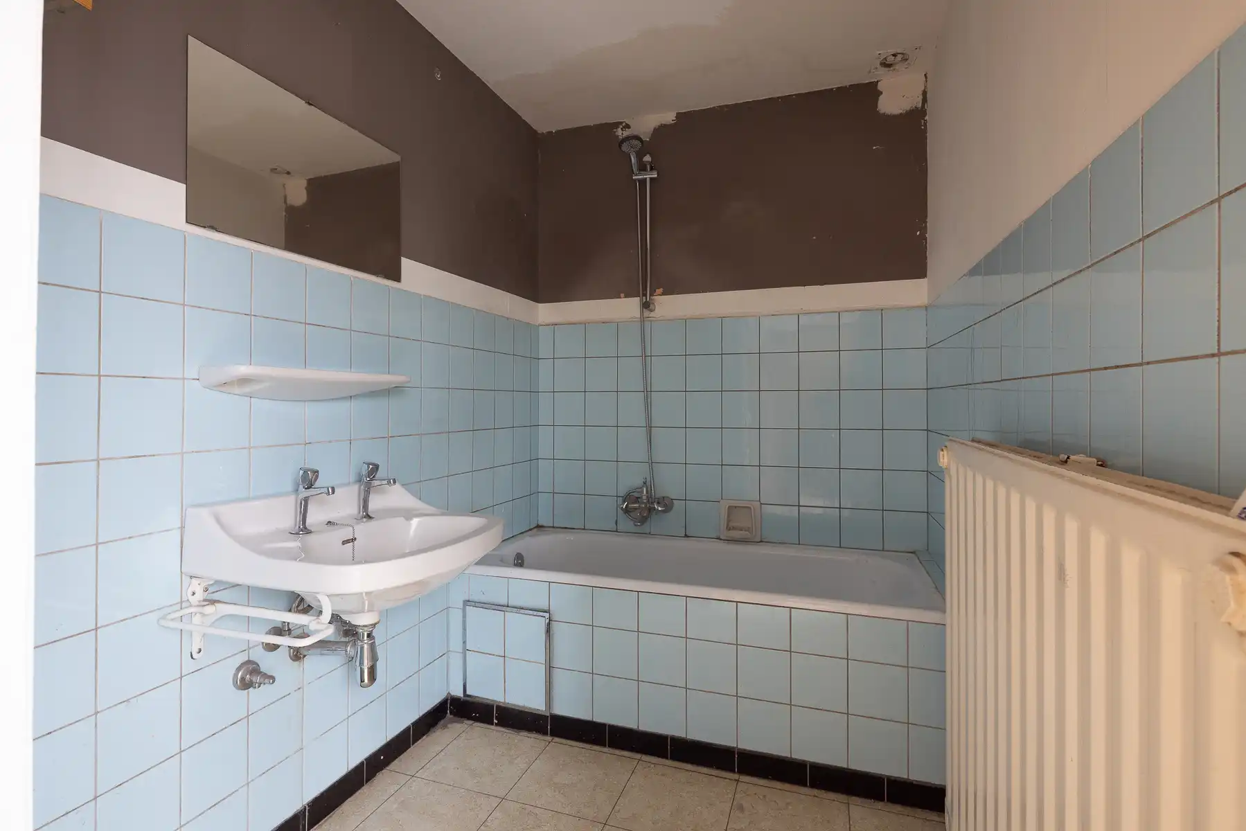 Te renoveren appartement met twee slaapkamers foto 16