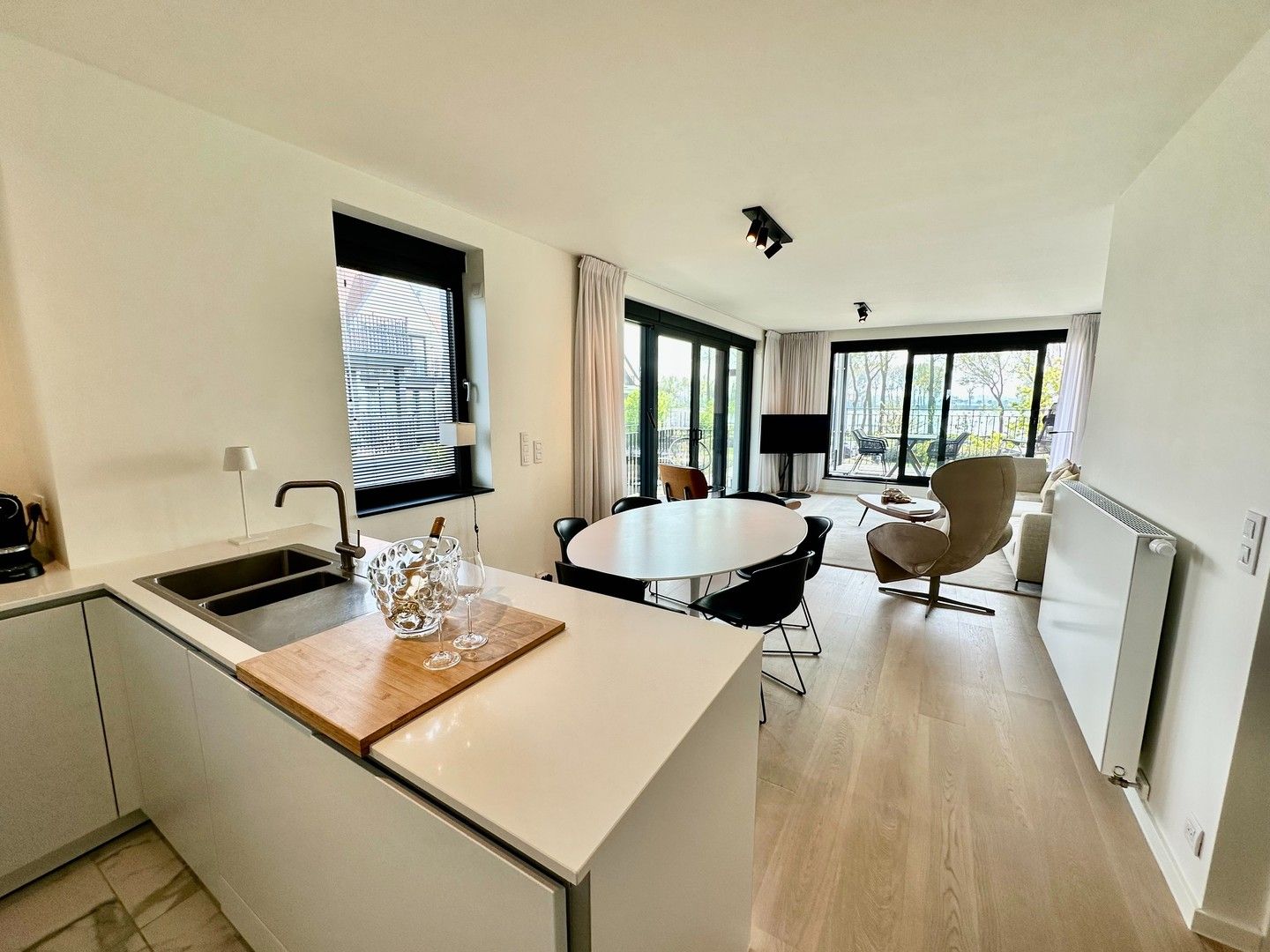 Hoekappartement te huur in Duinenwater met een prachtig zonneterras genietend van het frontaal meerzicht. foto 14