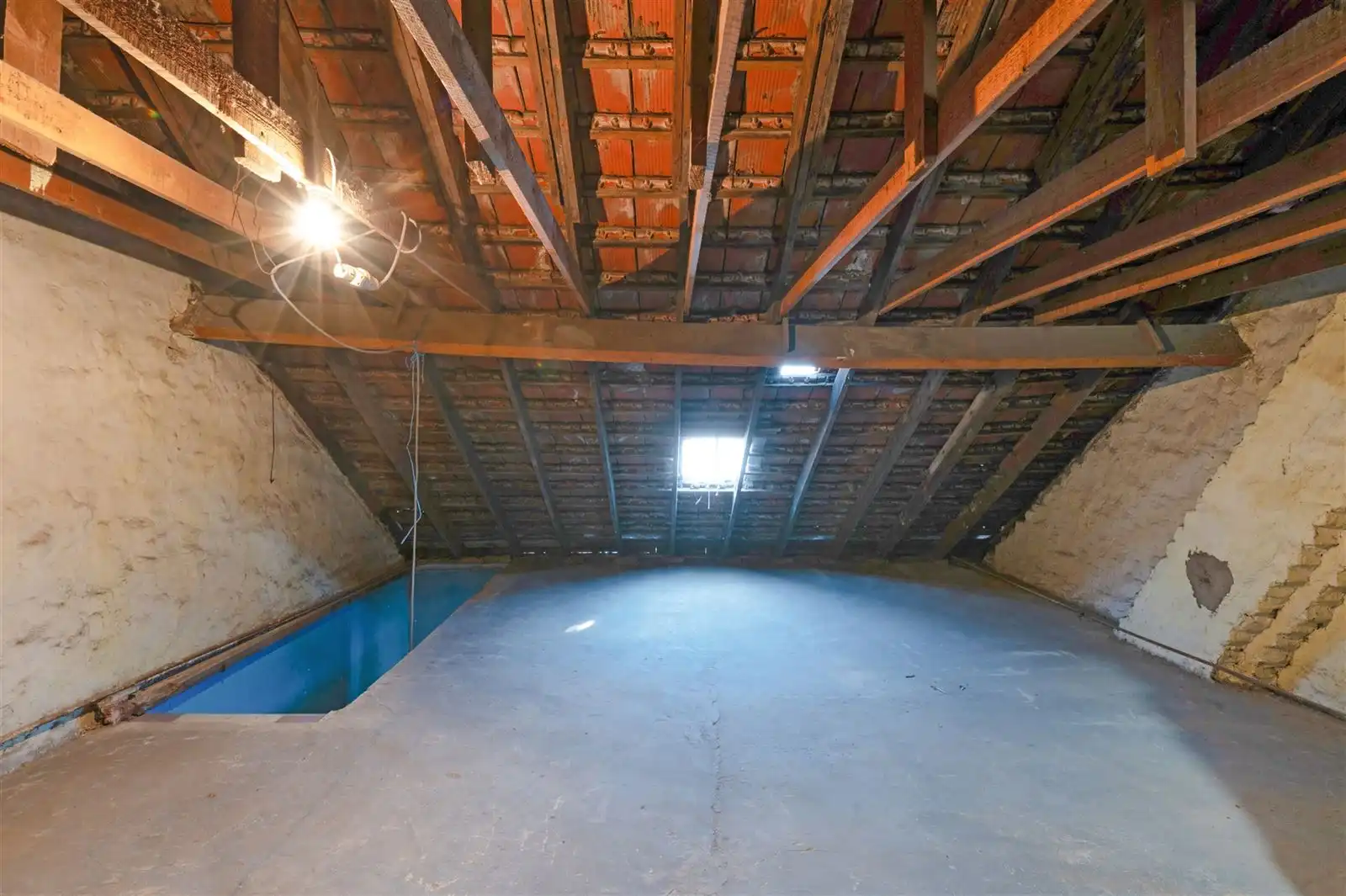 Deels te renoveren stadswoning met tuin op 1are19 foto 11