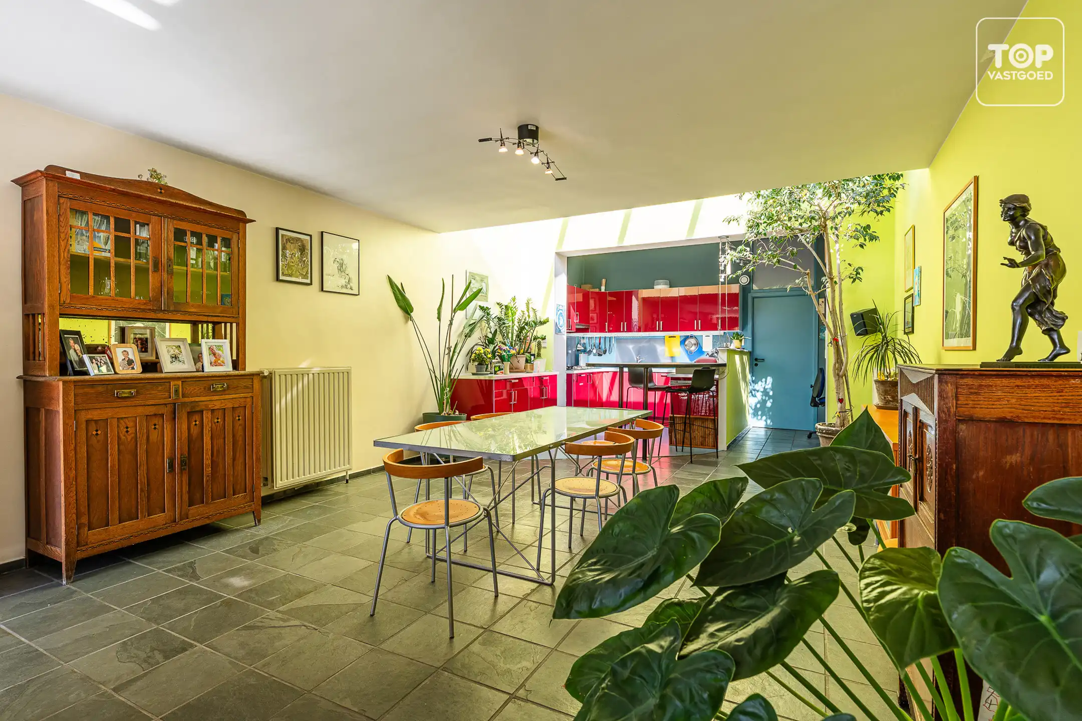 Instapklare woning met 4 slaapkamers, garage en prachtige tuin.  foto 7