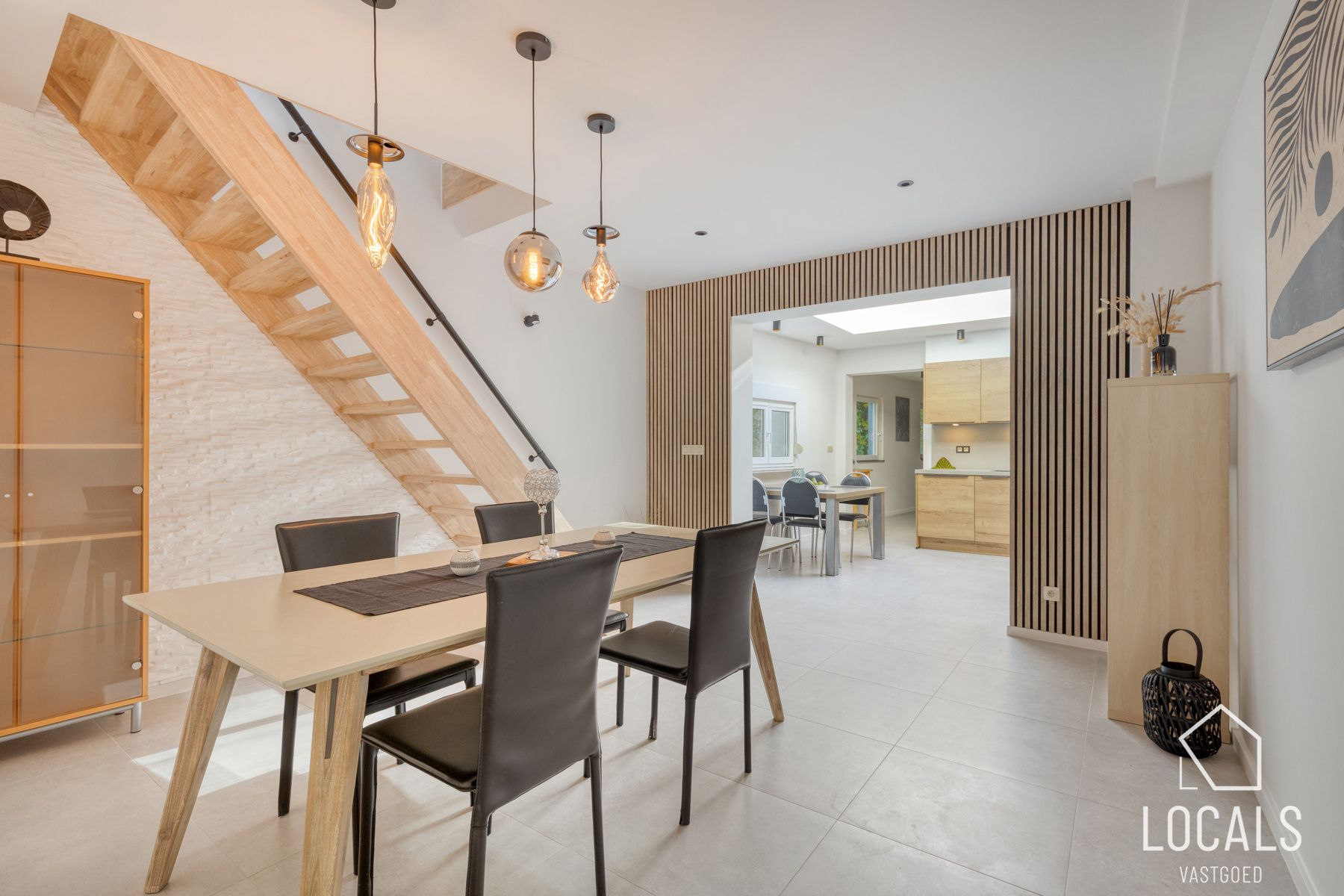 Instapklare parel met grote garage – totaalrenovatie 2024 foto {{pictureIndex}}