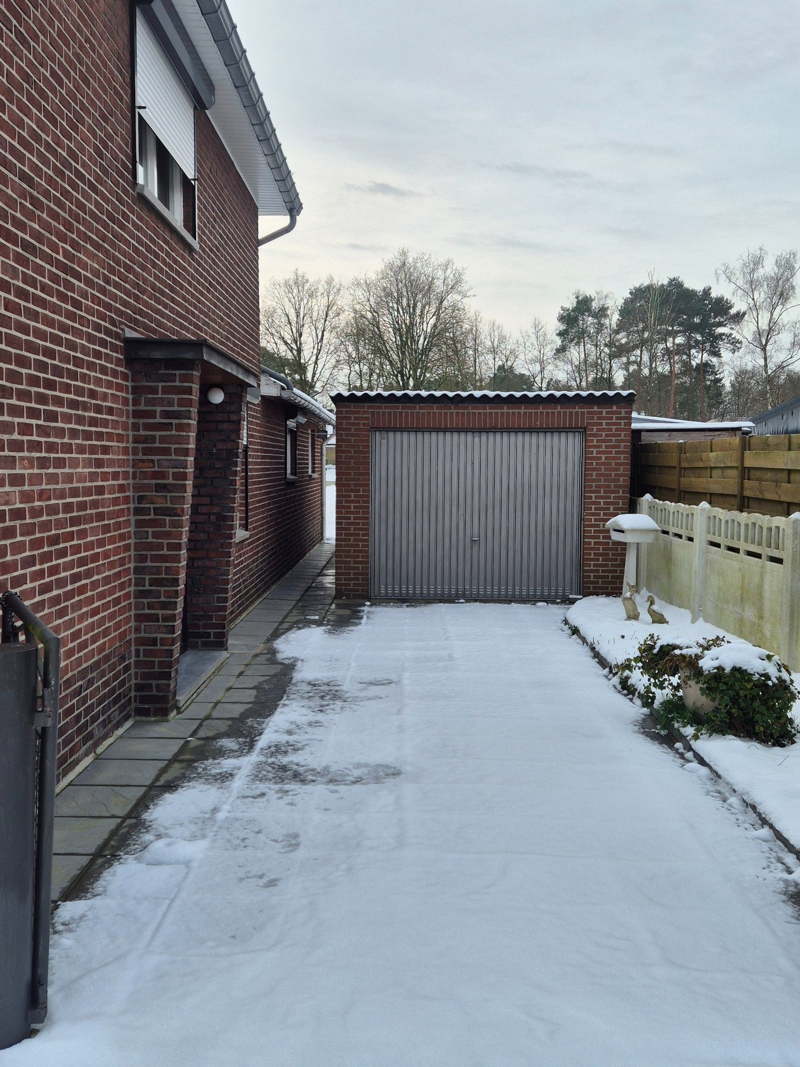 Halfopen gezinswoning met 4 slpkmrs op ruim perceel foto 2