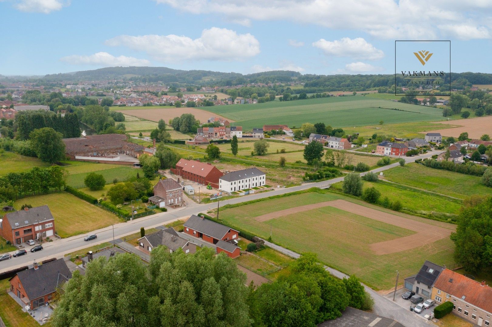 Een landelijke nieuwbouwwoning met zichten op de heuvels foto 16