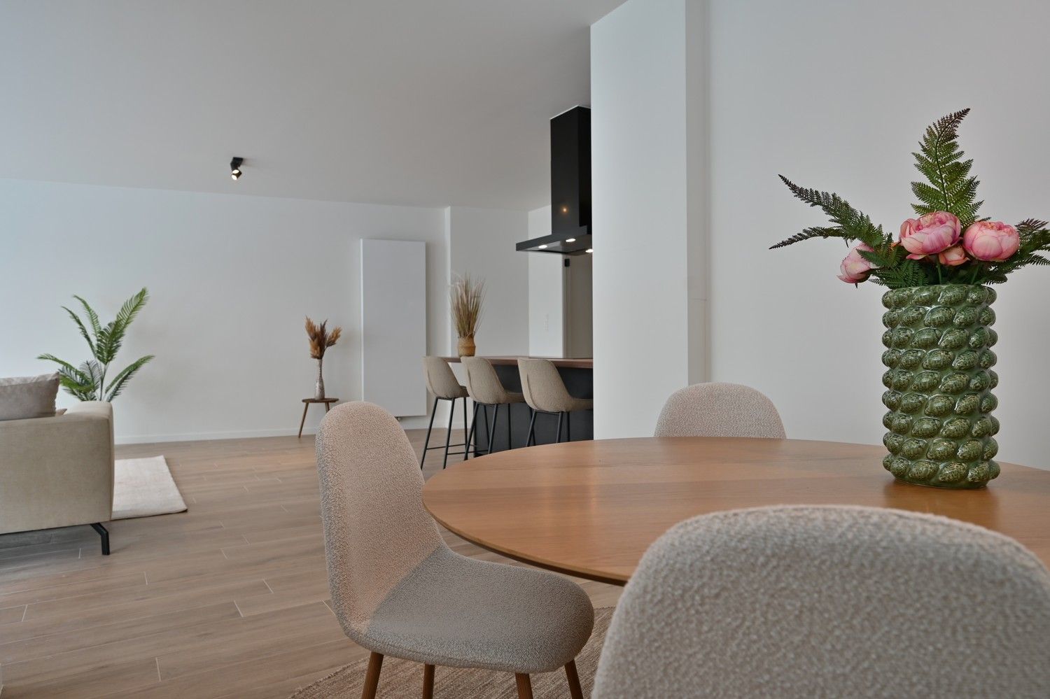 Instapklaar, volledig gemoderniseerd gelijkvloers-appartement met 2 slaapkamers en met een privé terras (14 m²), op slechts 150m van de Grote Markt van Sint-Truiden. foto 2