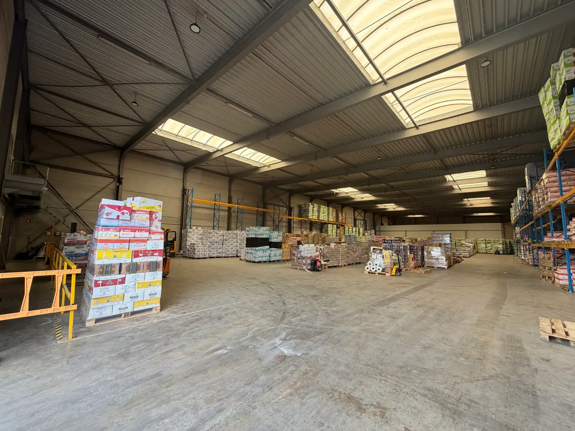 Magazijn 1.375m², hoogte 8m en kantoor 290m² en parking 9 pl foto 8
