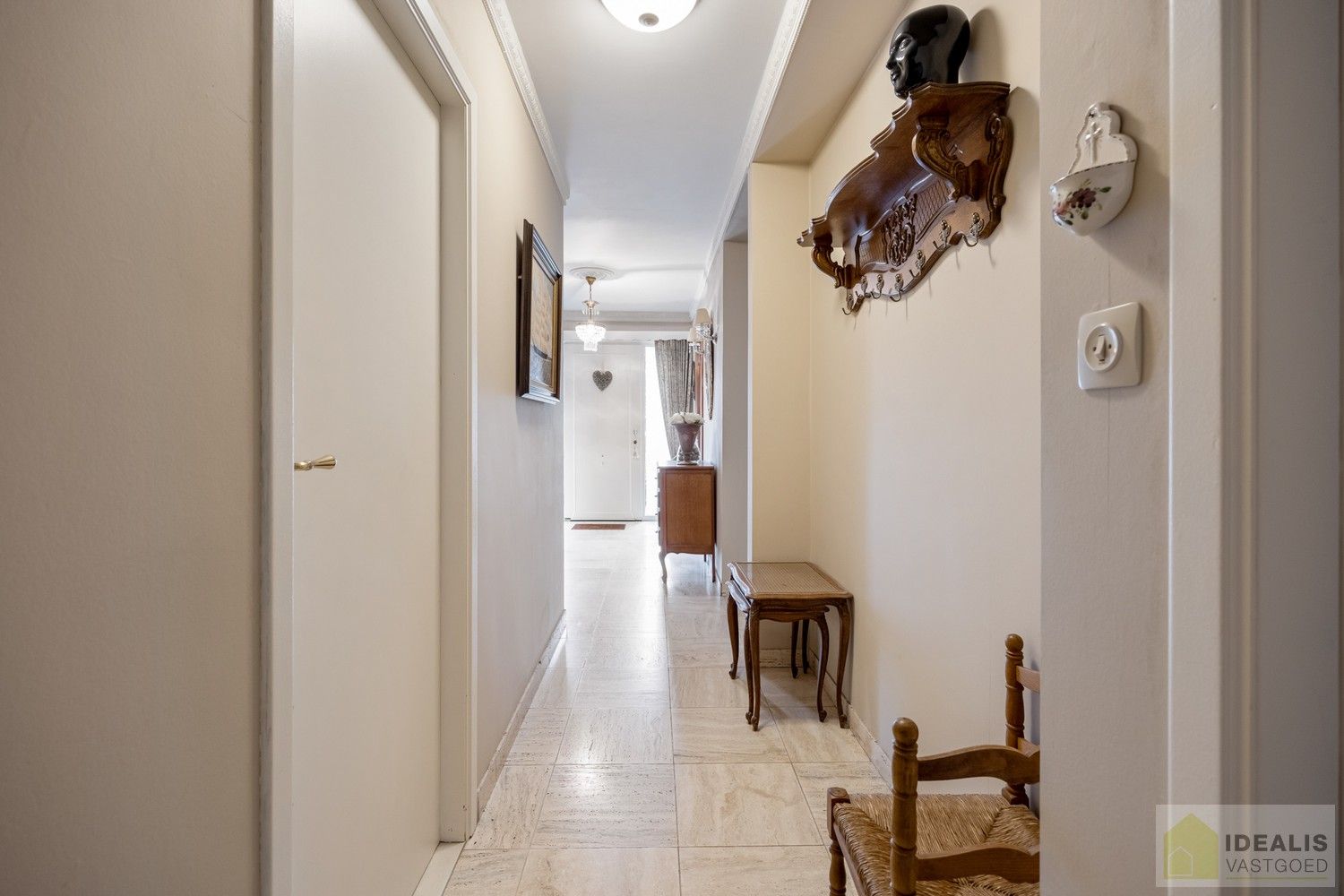 Aangename karakterwoning op fijne locatie te Pelt. Deze woning omvat maar liefst +-124m² netto bewoonbare oppervlakte op een perceel van 7a 36ca met een ruime woonkamer, 3 slaapkamers, badkamer, wasplaats en eventueel af te werken zolder vlakbij de dorpskern van Pelt! Uiterst geschikt voor kandidaten op zoek naar een betaalbare doch instapklare woning. foto 4