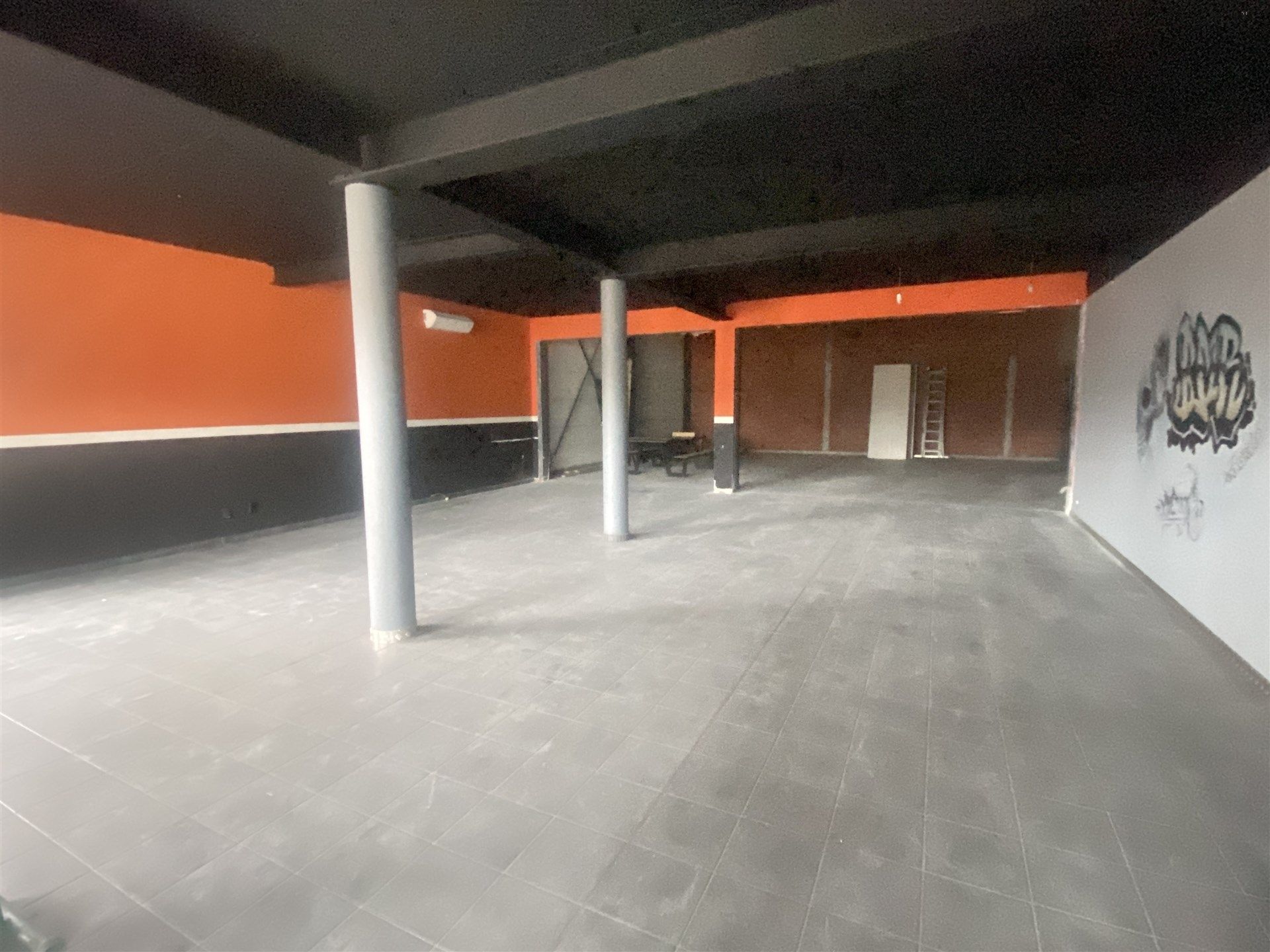 commercieel gunstig gelegen handelspand foto 3