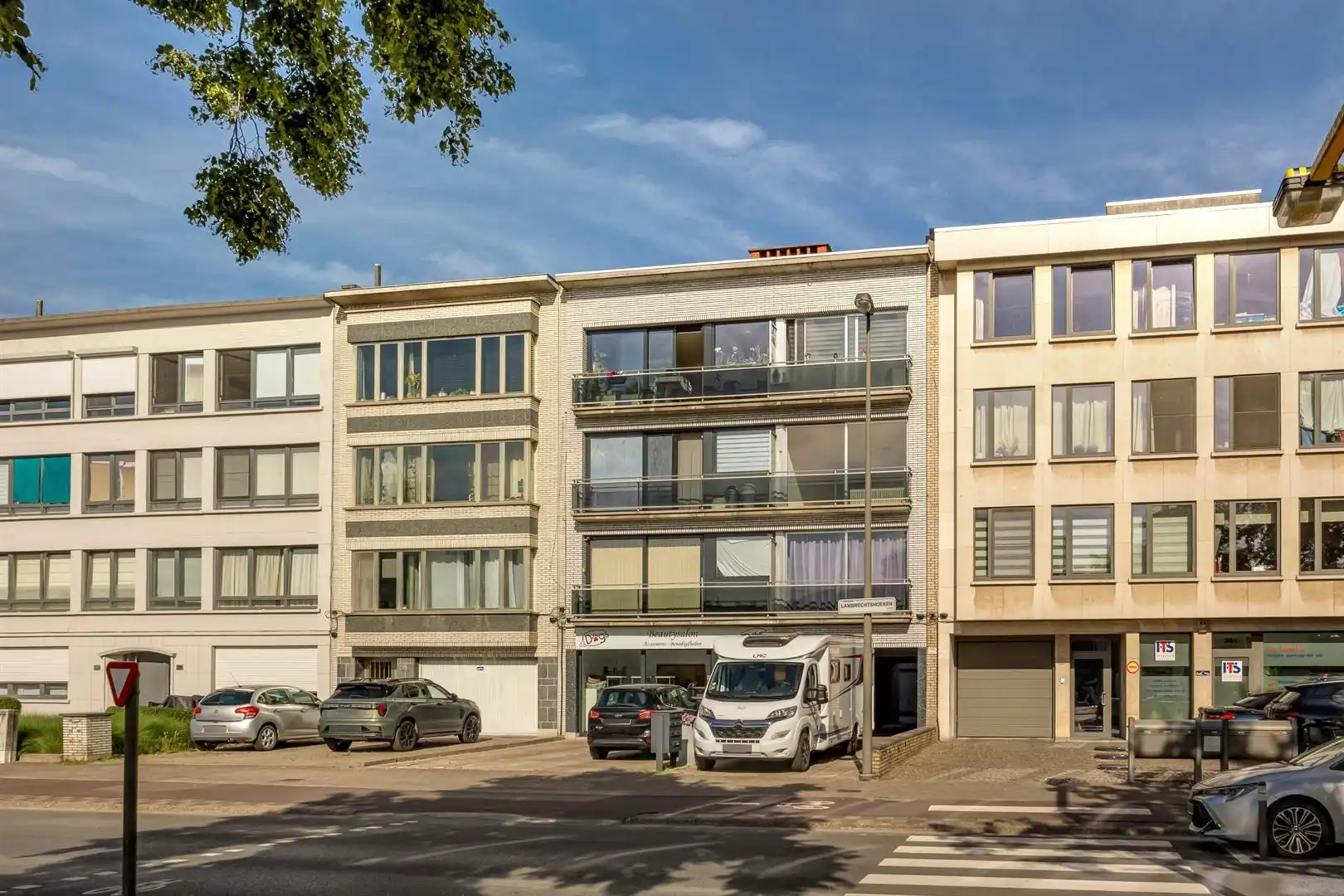 Groen, centraal, betaalbaar – 1-slaapkamer in bruisend Merksem foto 2