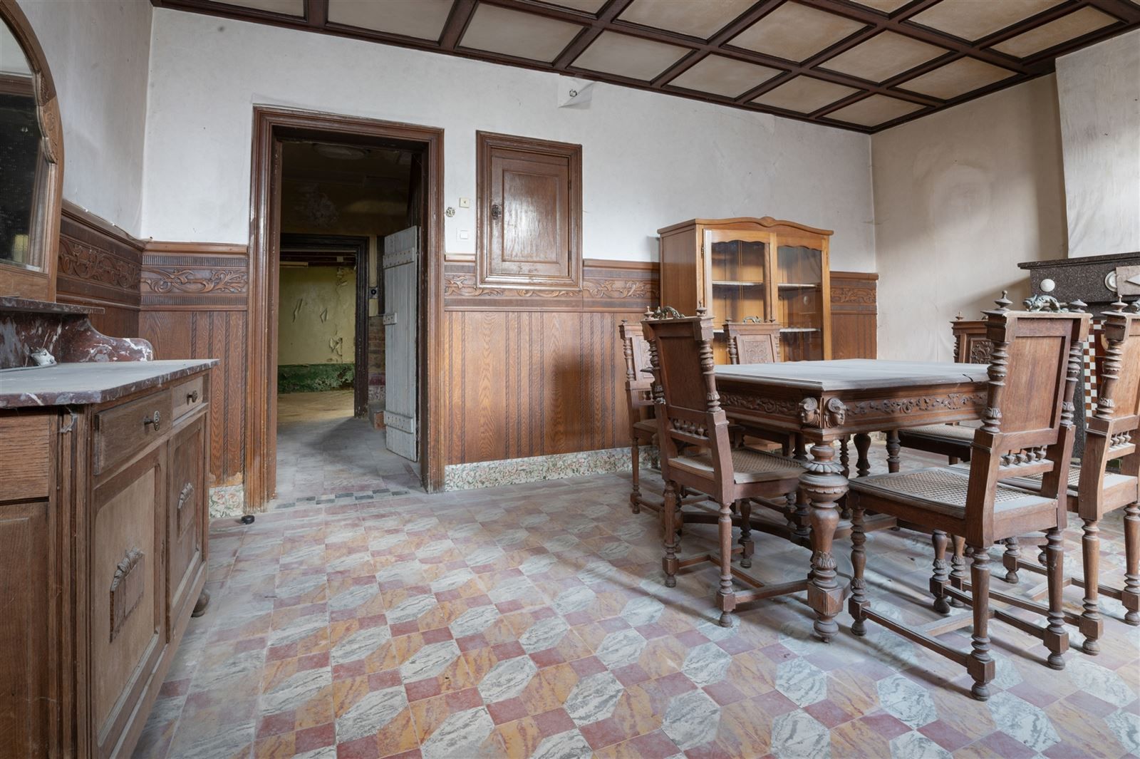 Te renoveren woning met diepe en prachtig gelegen achtertuin foto 6