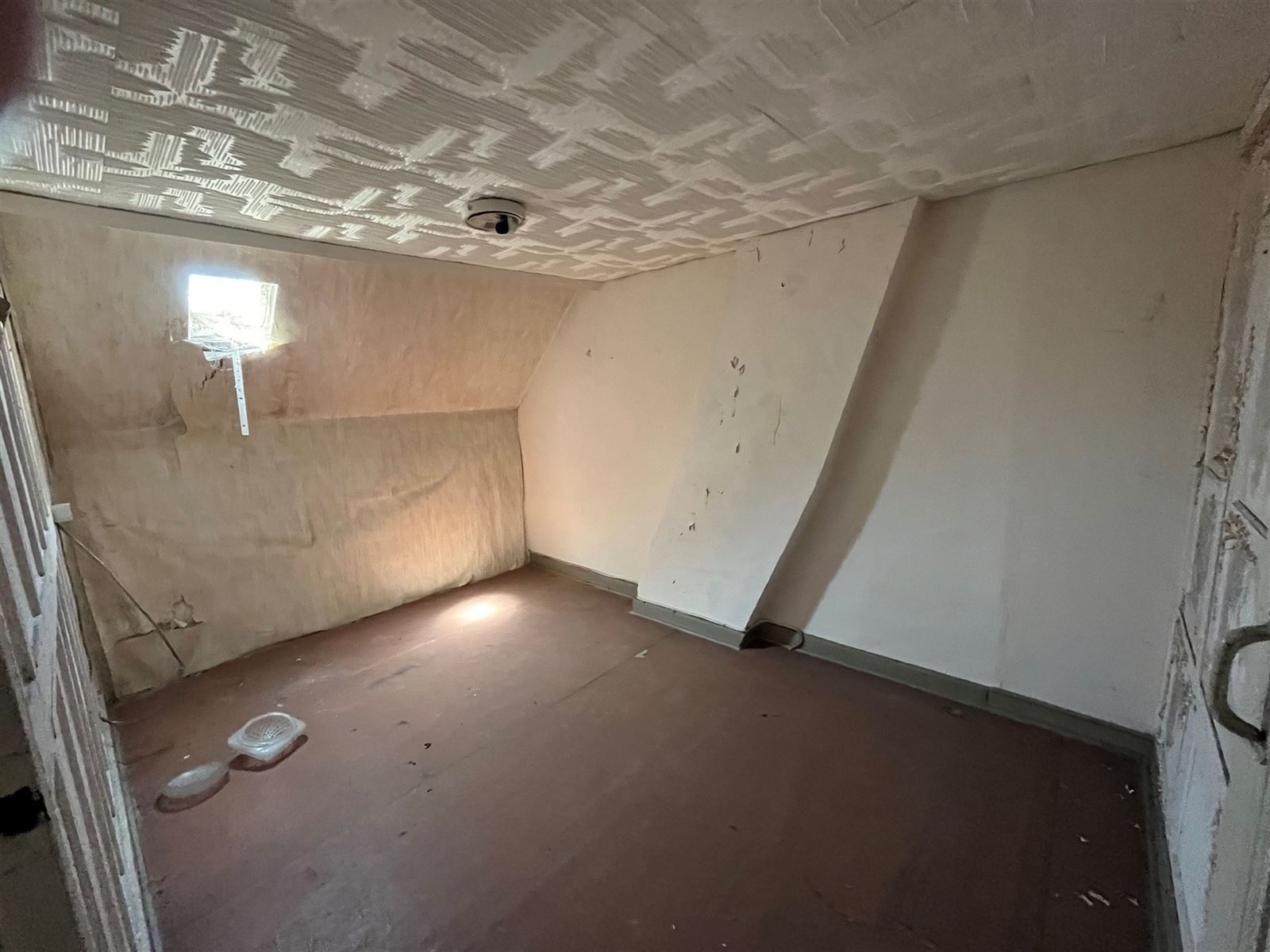 Te renoveren woning met diepe en prachtig gelegen achtertuin foto 6