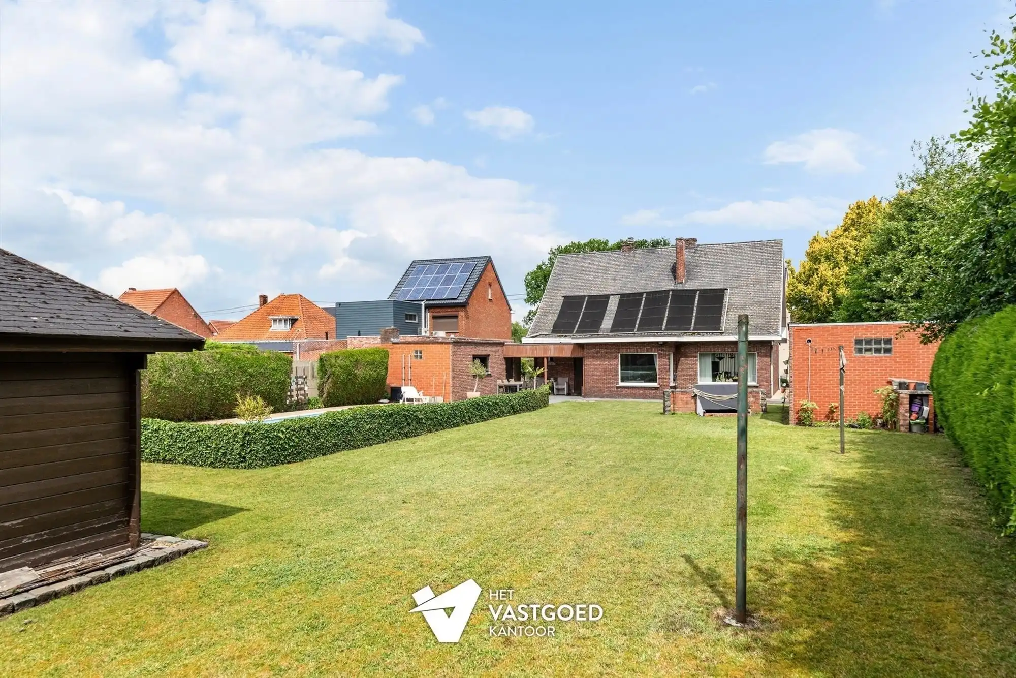 INSTAPKLARE, CENTRAAL GELEGEN WONING OP RUIM PERCEEL MET ZWEMBAD foto 24