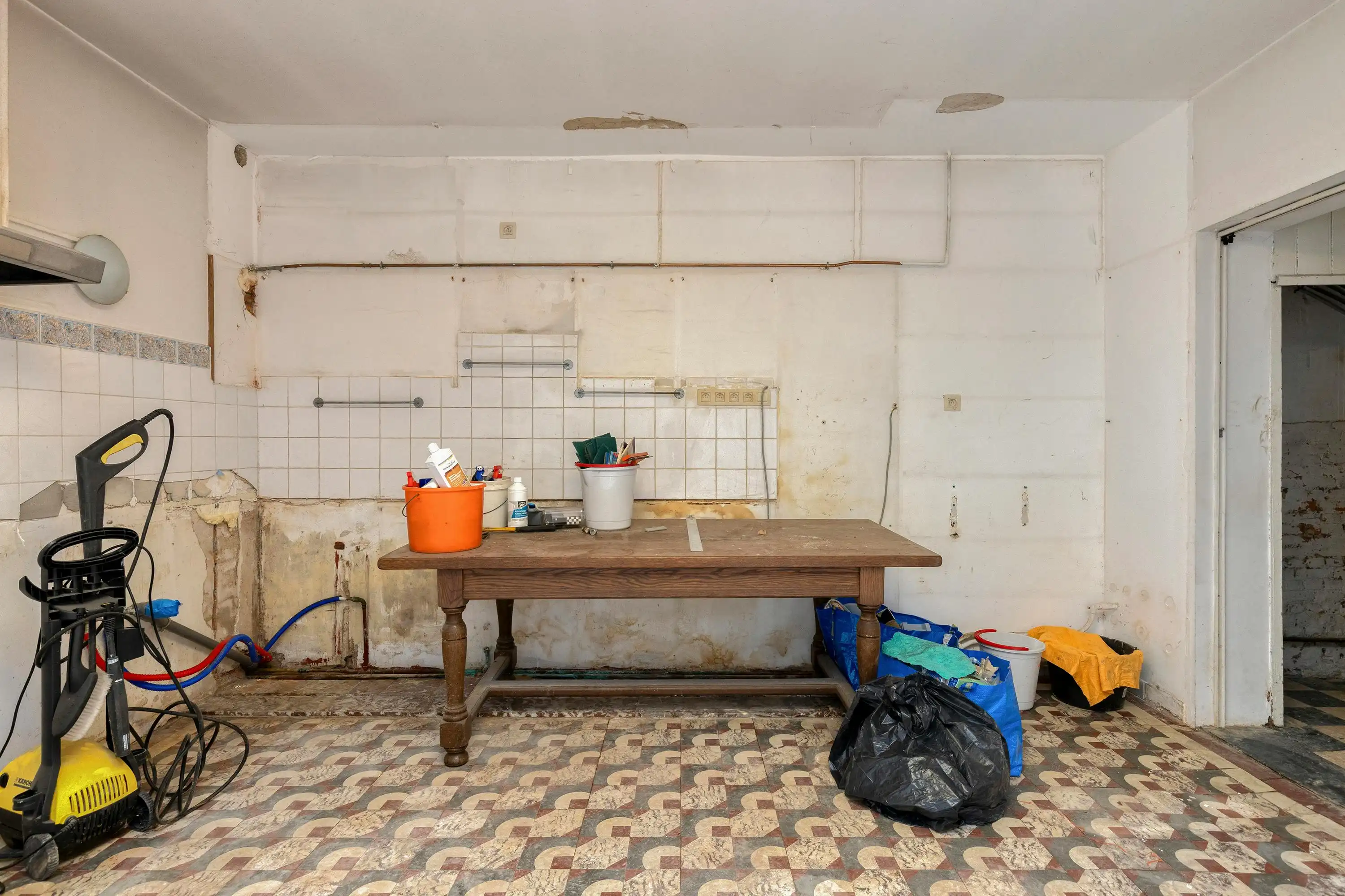 Op te frissen huis met 4 slaapkamers te koop in Borgerhout! foto 9
