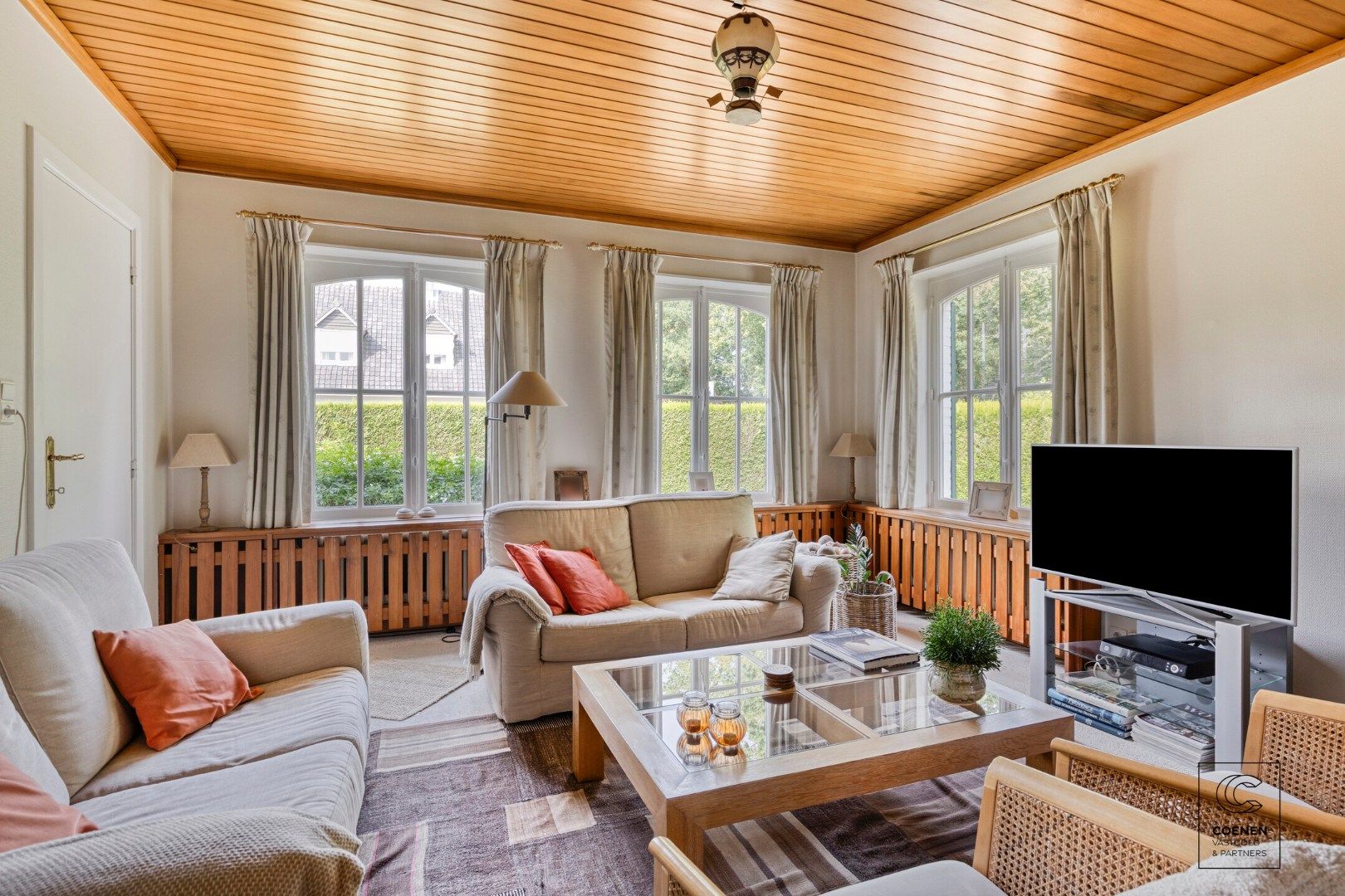 Charmante te renoveren woning van 227 m² en 4 slaapkamers op een TOPlocatie te Schilde! foto 2