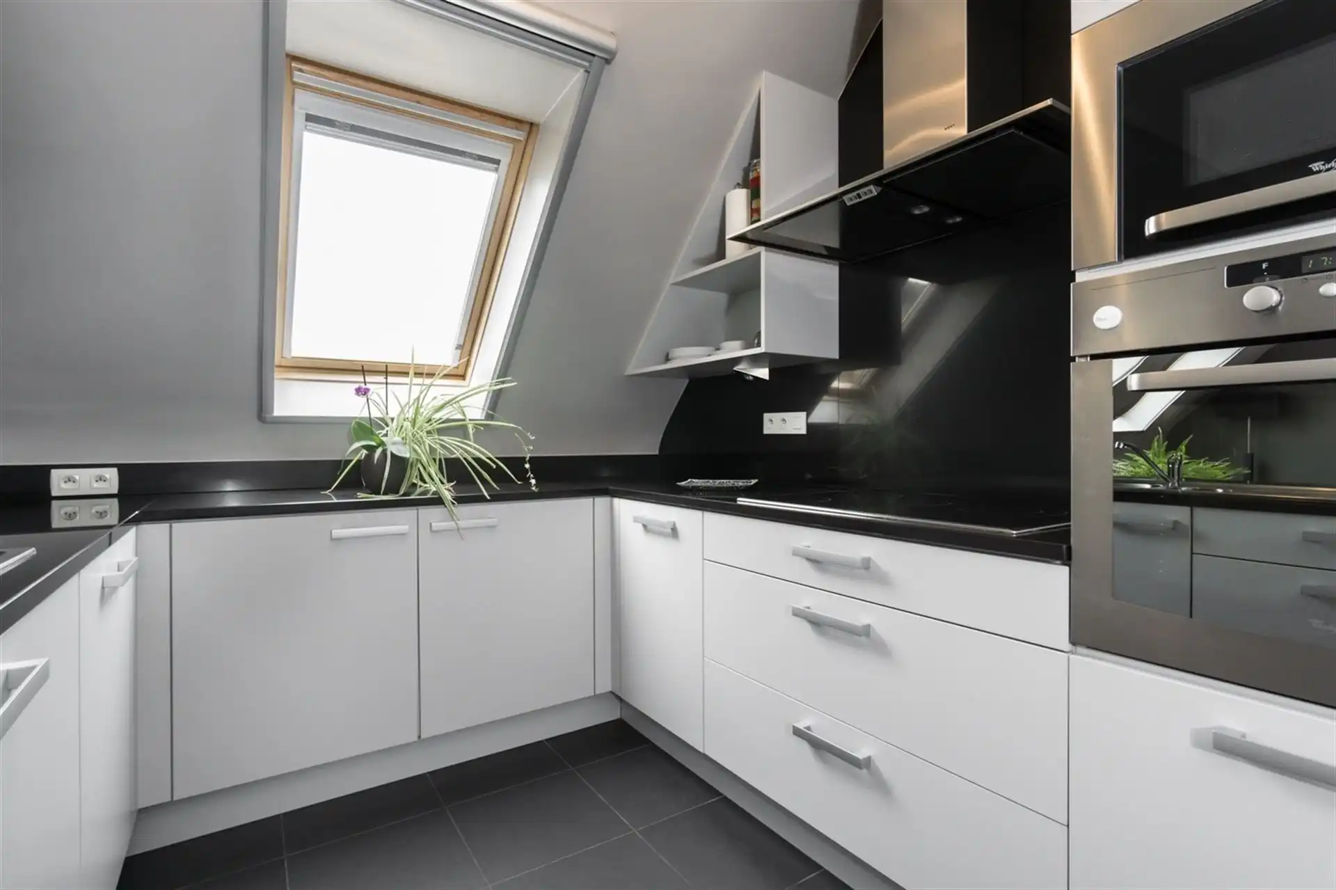 Lichtrijk dakappartement met 2 slpks, terras en garage (+€29.000) foto 4