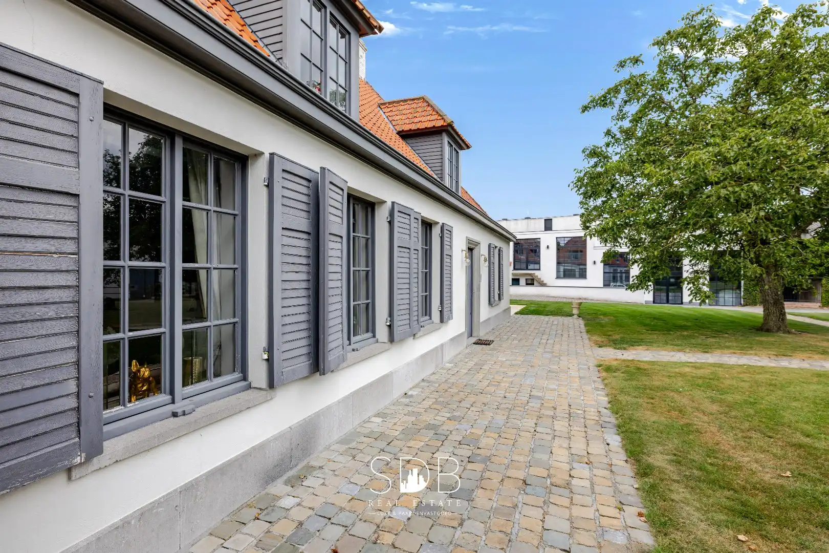 Landelijke villa met bijgebouwen en graslanden op 23.740m² foto 23