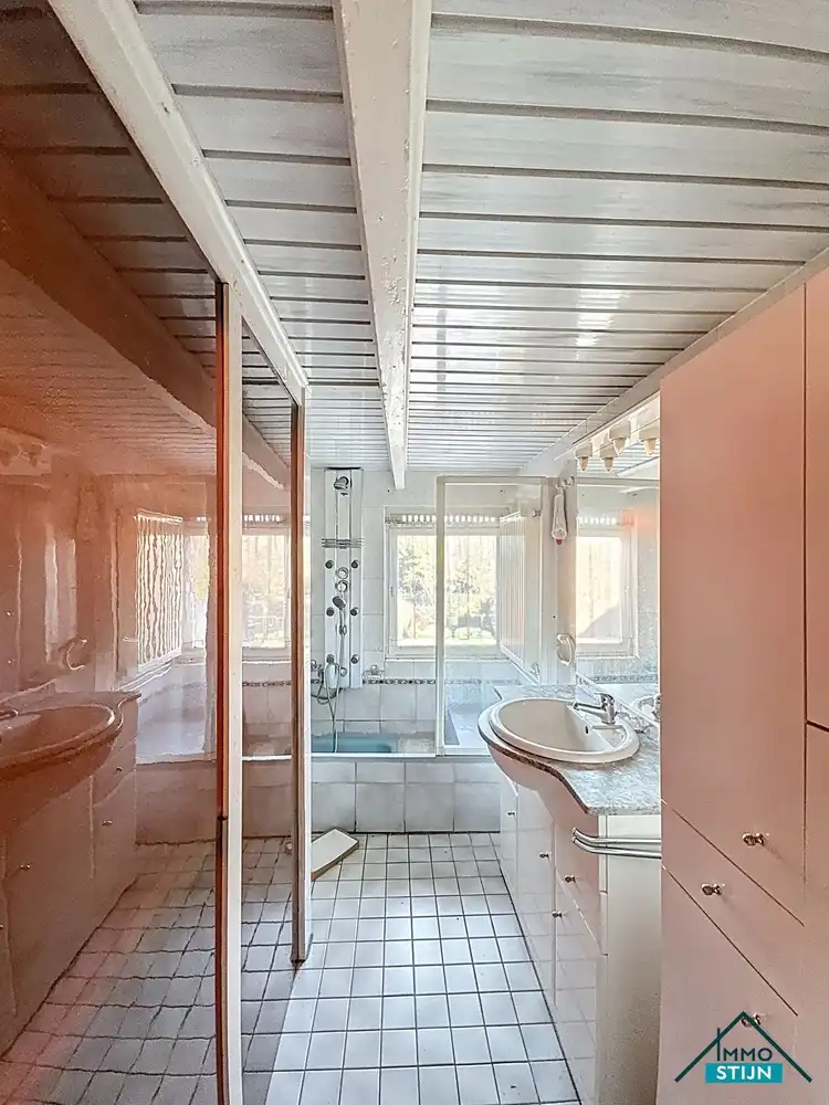 Ruime te renoveren woning met veel potentieel foto 13