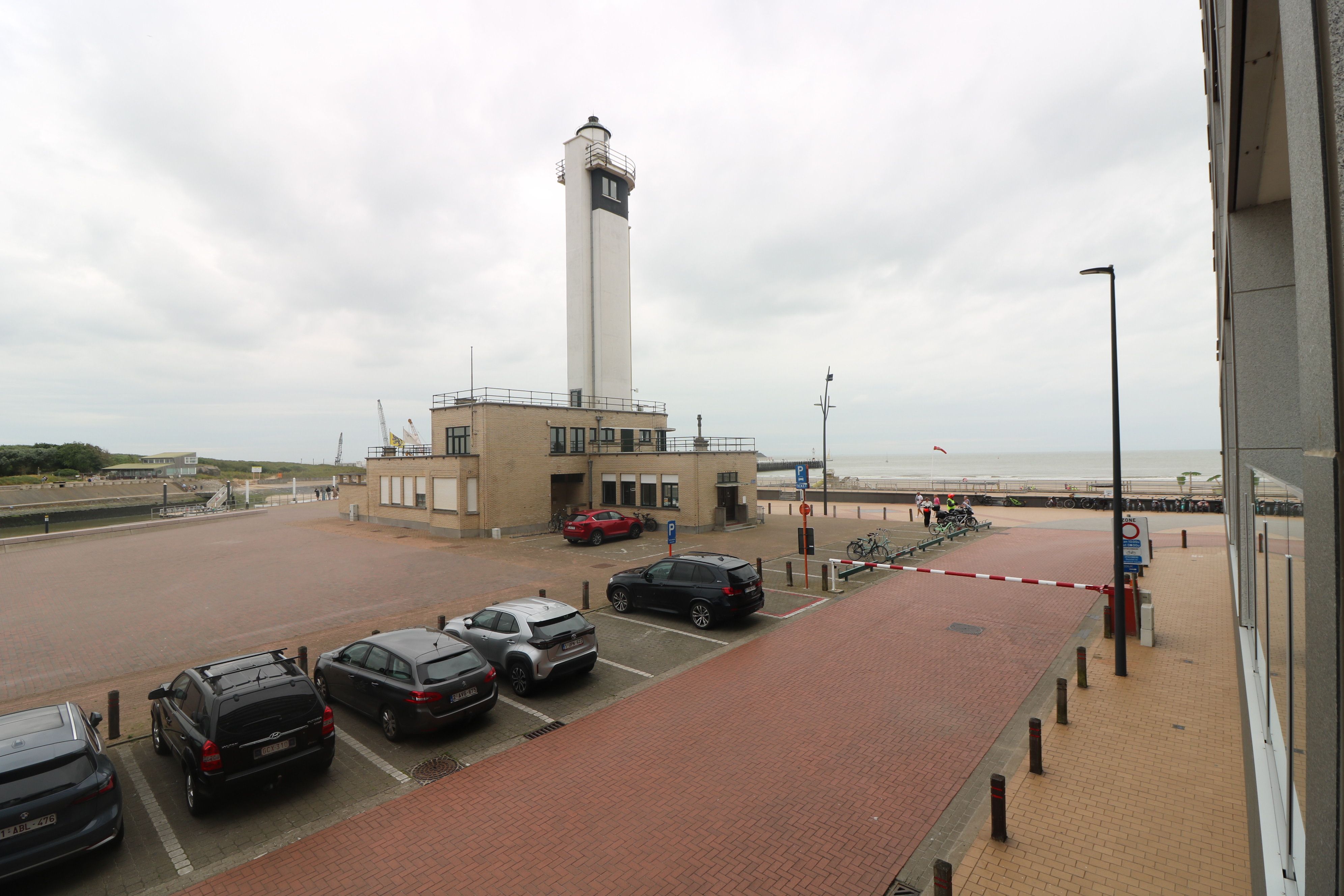  2- slaapkamerappartement met fenomenaal zicht op jachthaven, Zeedijk, duinen en vuurtoren. foto 9