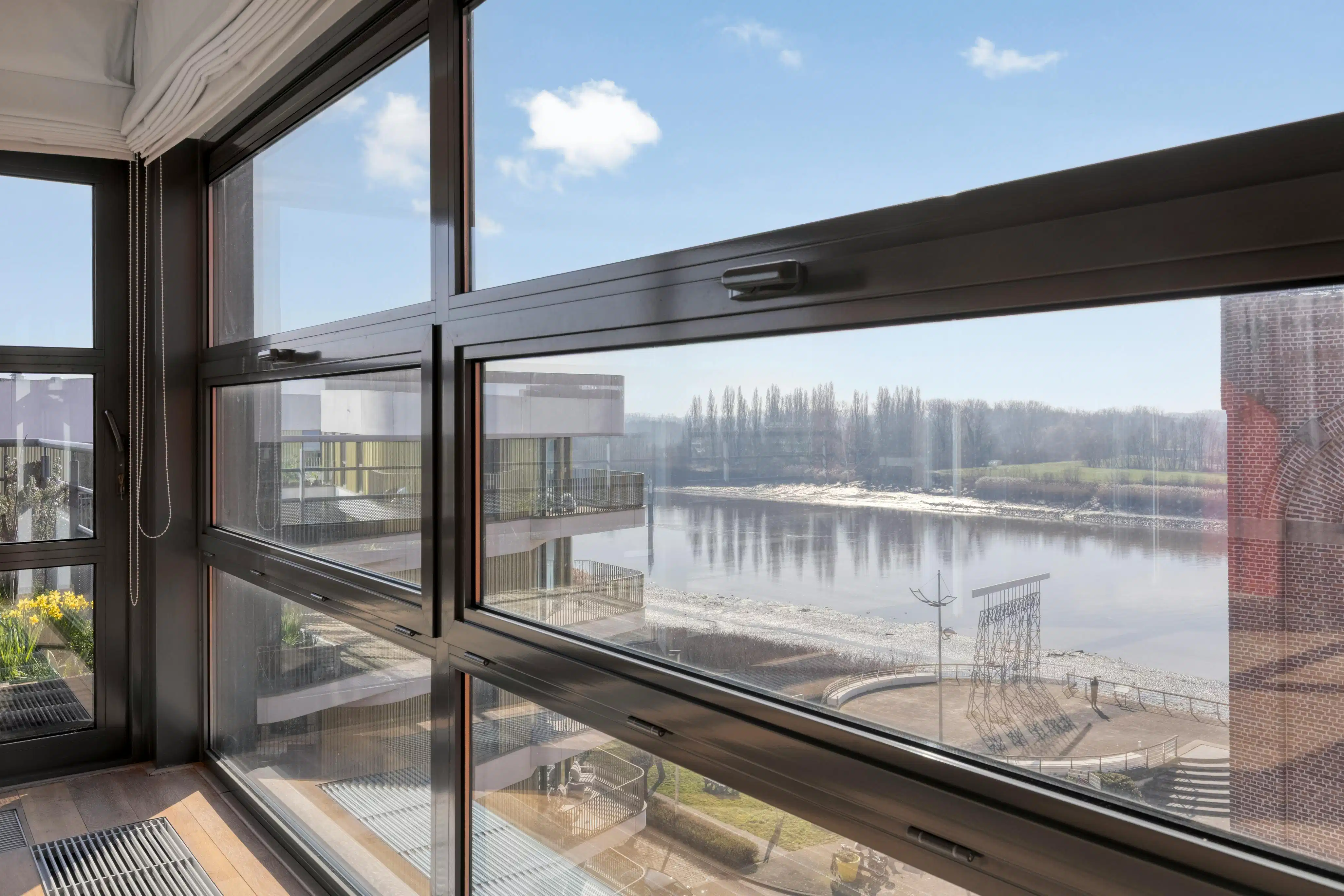 Instapklaar dakappartement met zicht op het water in Boom foto 6