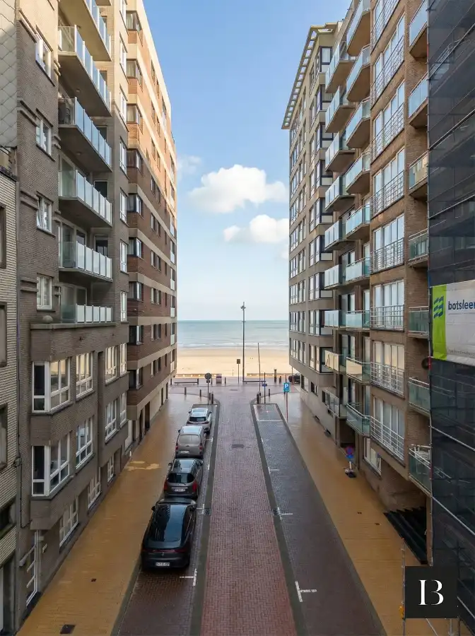 Instapklaar, totaal vernieuwd appartement met zijdelings zee- en havenzicht in Blankenberge foto 8