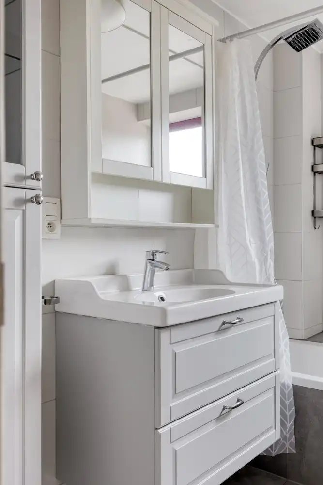 Afgesloten garagebox met automatische poort gelegen aan de achterzijde van het gebouw foto 21