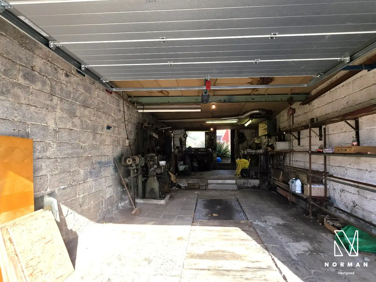 Centraal gelegen woning met uitweg achteraan via grote garage/atelier te Kuurne foto 2