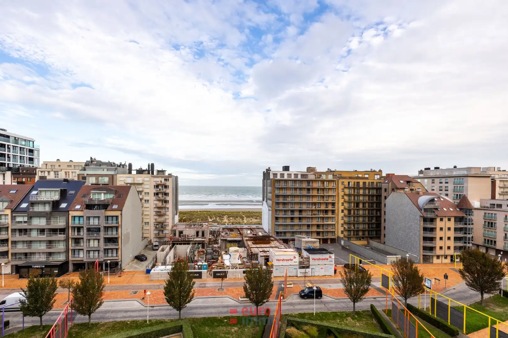 Héél breed, instapklaar appartement met 1 slaapkamer en slaaphoek. foto 2