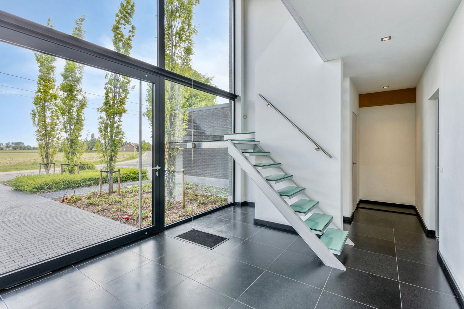 Mooie stijlvolle woning met tuin en achterliggend weiland foto 3