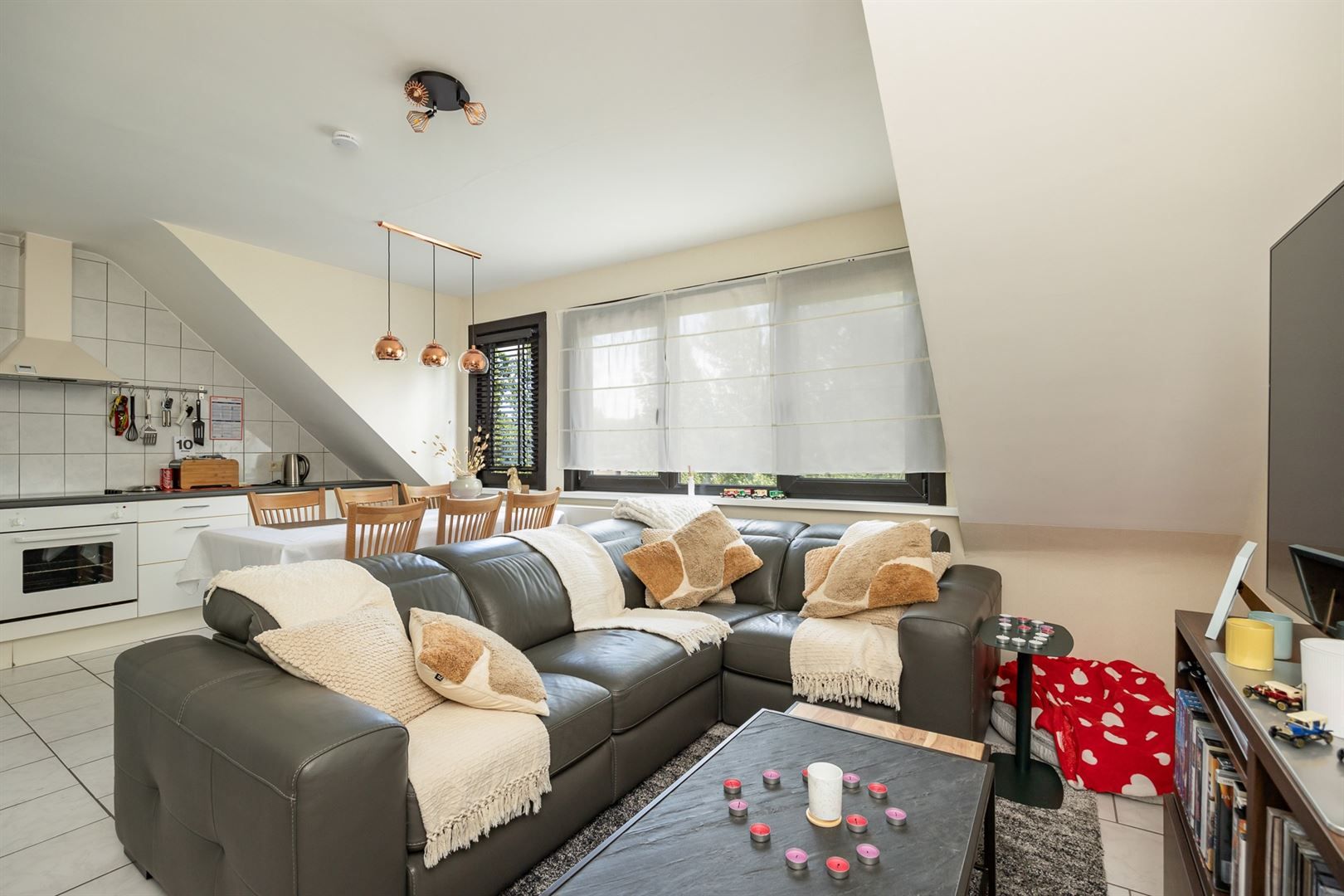 Gerenoveerd studio-appartement met zolder foto 6