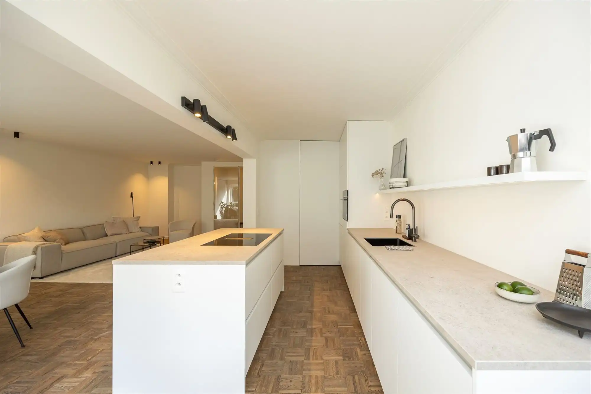 Gerenoveerd appartement met drie slaapkamers en terras foto 8