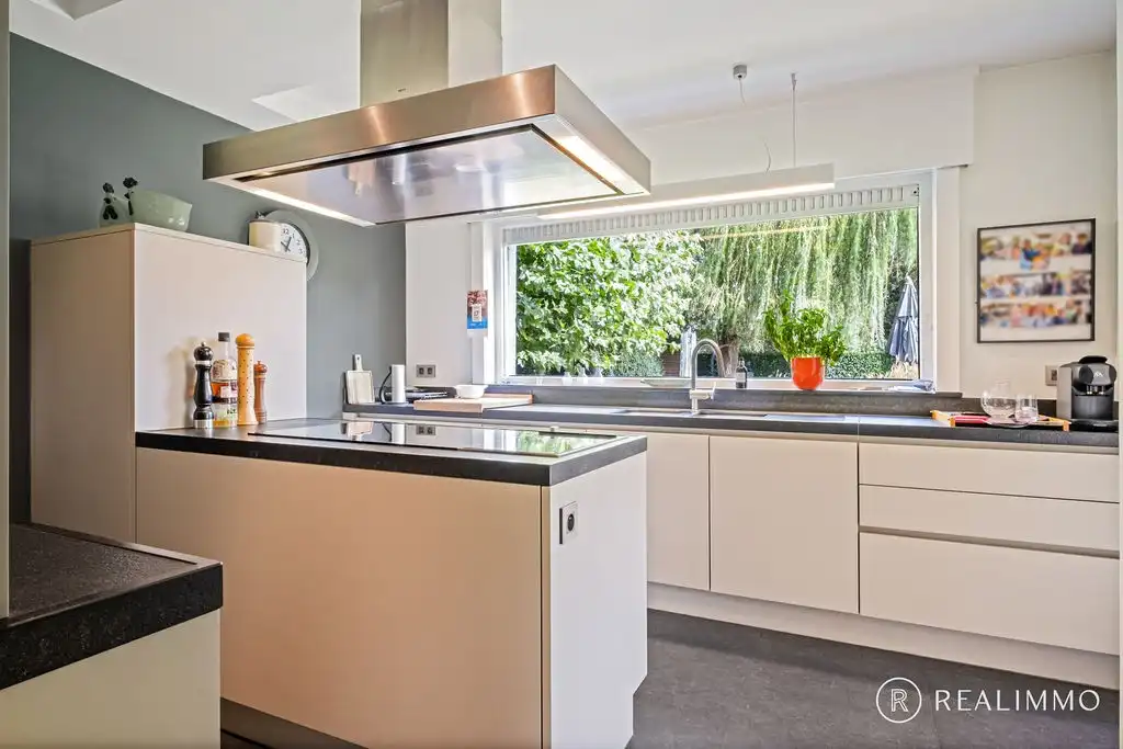Ruime alleenstaande woning met prachtige tuin in Kooigem foto 8