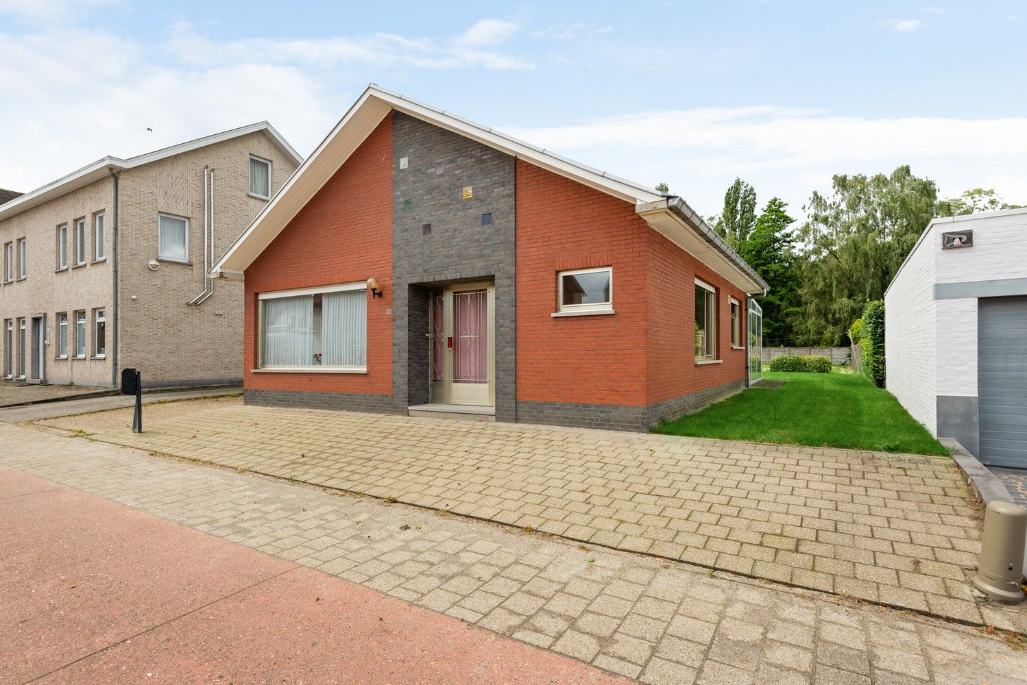 Te renoveren laagbouwwoning op een ruim perceel van 909m² in Emblem! foto 2