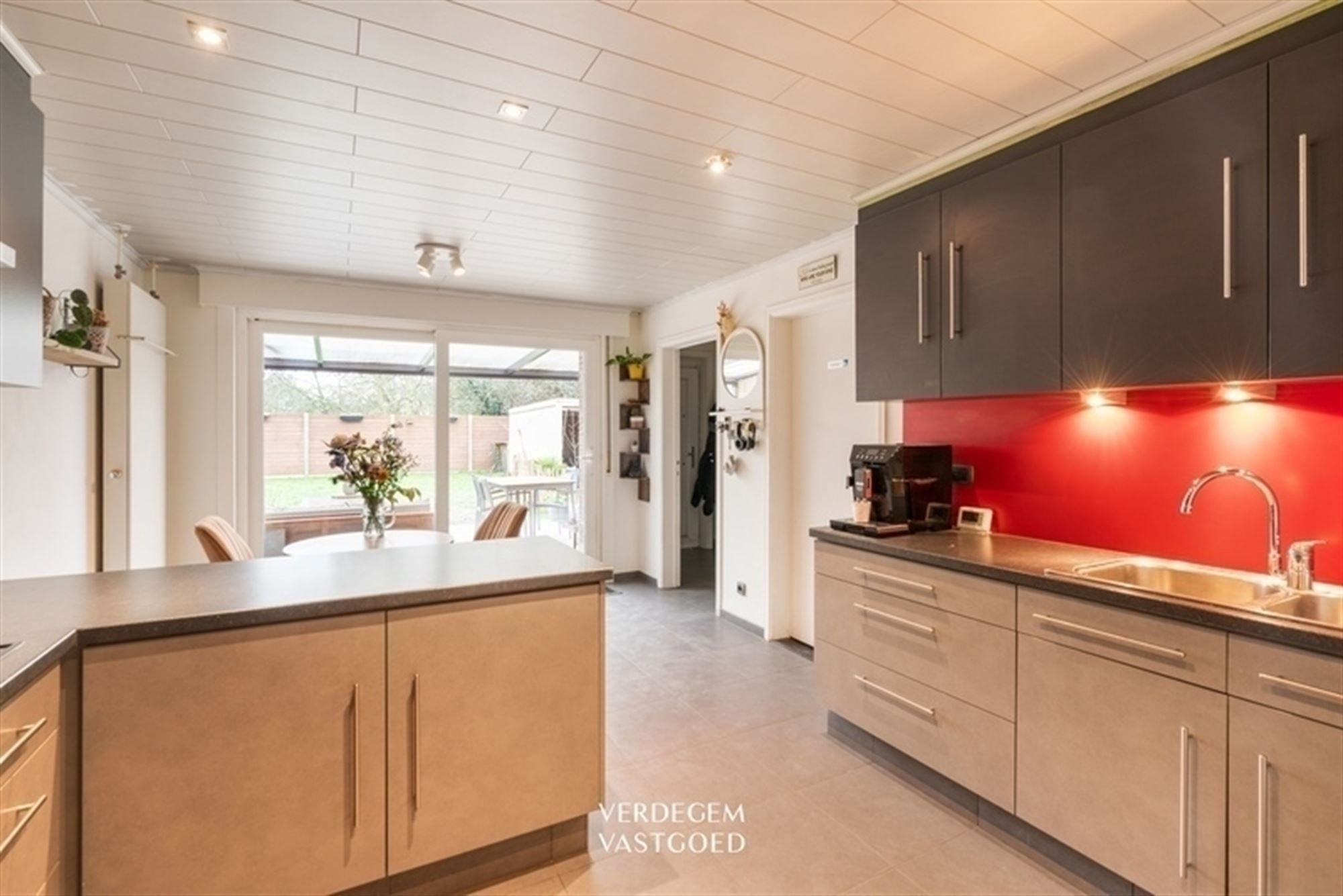 Wonen en werken op een unieke locatie: handelsgelijkvloers met appartement en tuin foto 12