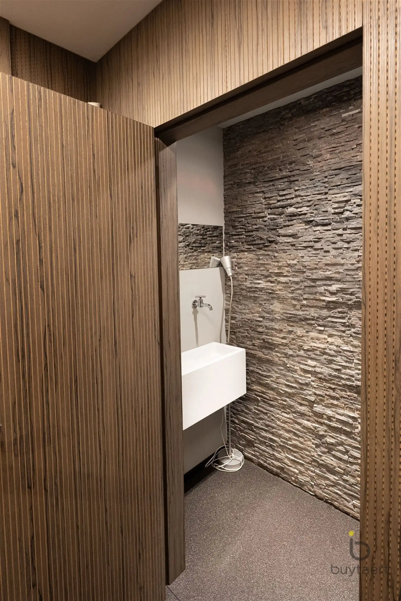 RUIME EN LICHTRIJKE PRAKTIJK IN GELIJKVLOERSAPPARTEMENT MET PRIVÉ-TUIN foto 33