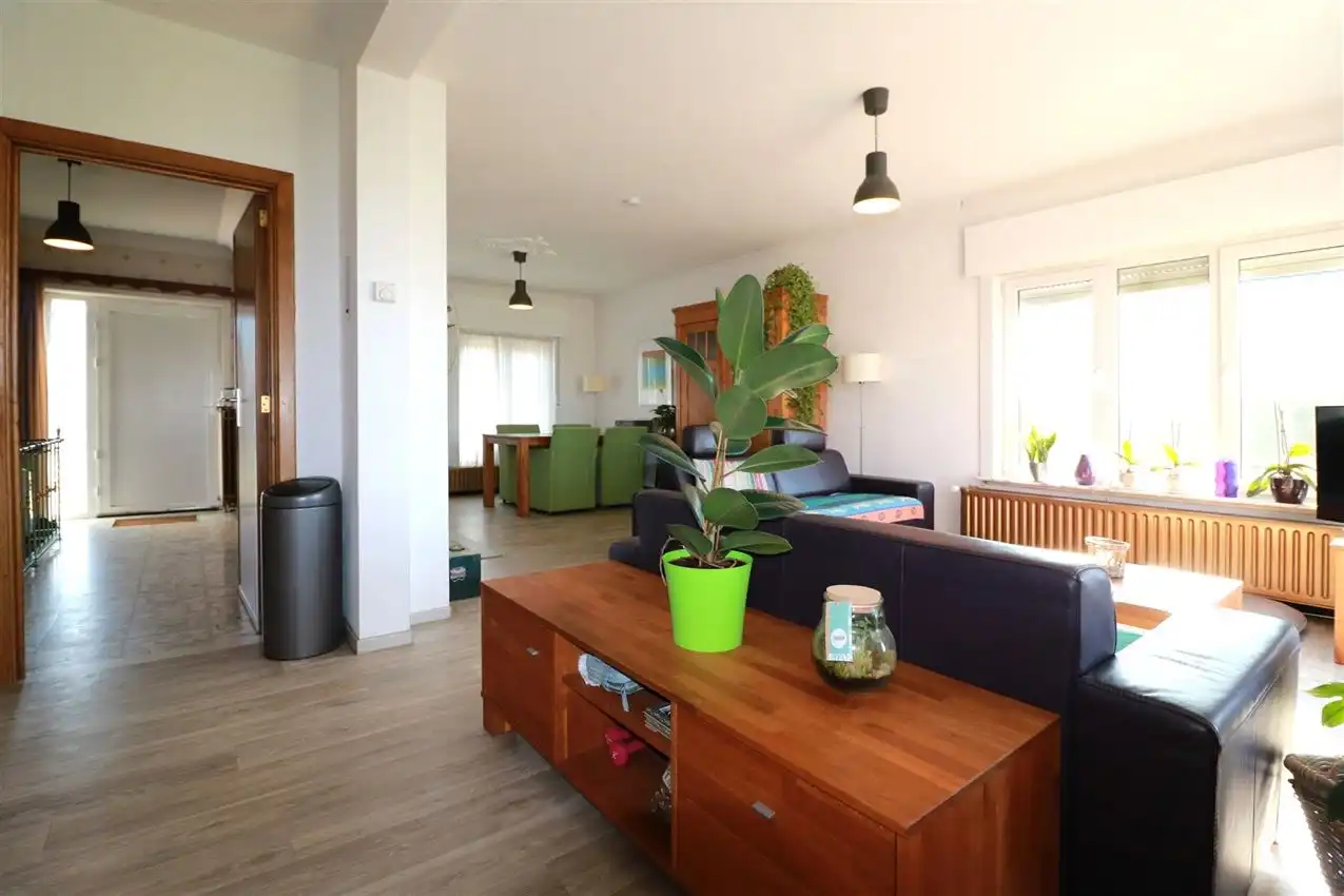 Gusting gelegen woning met 2 slpk, garage en tuin foto 9