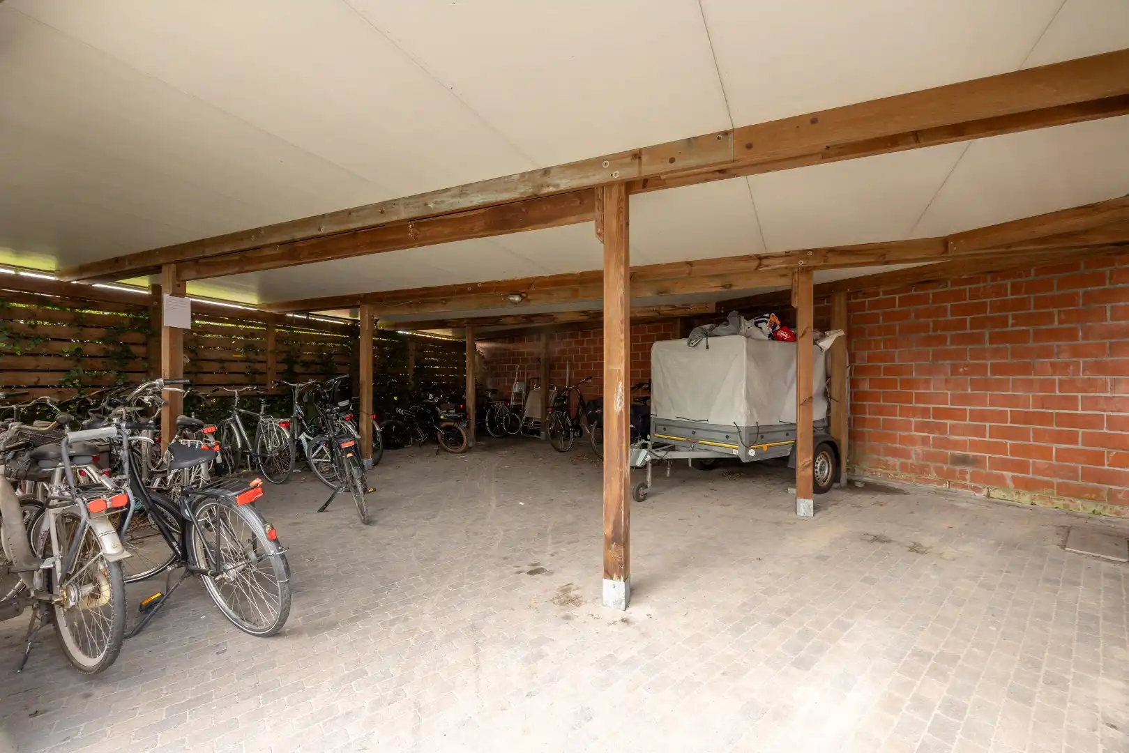 Ruim gelijkvloers appartement met terras en 2 slaapkamers te Overpelt centrum. foto 29