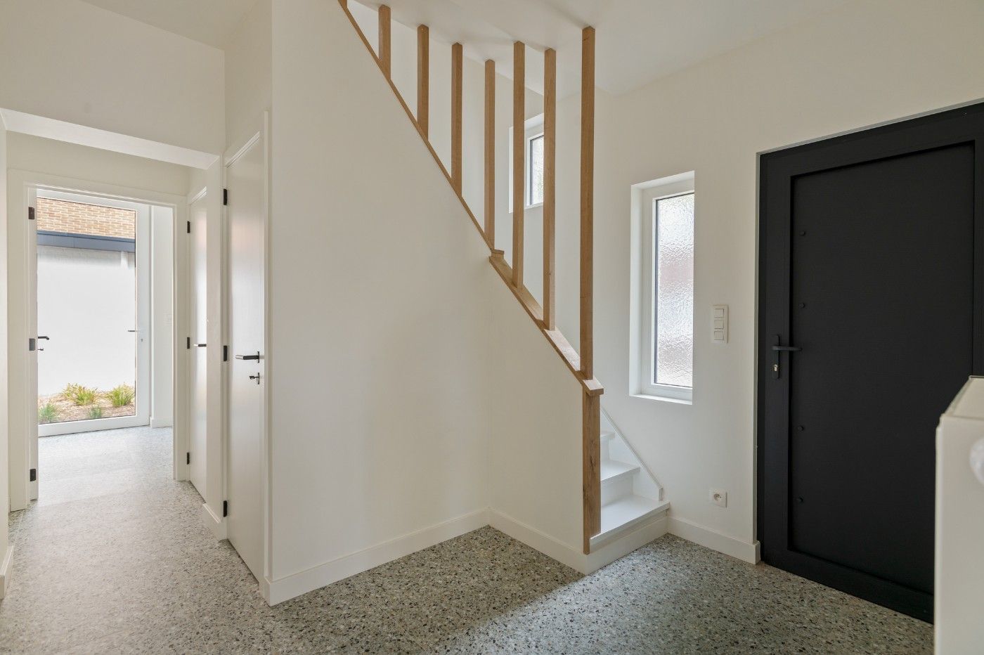 Volledig gerenoveerde, instapklare woning met 3 slpk., tuintje en garage foto 2