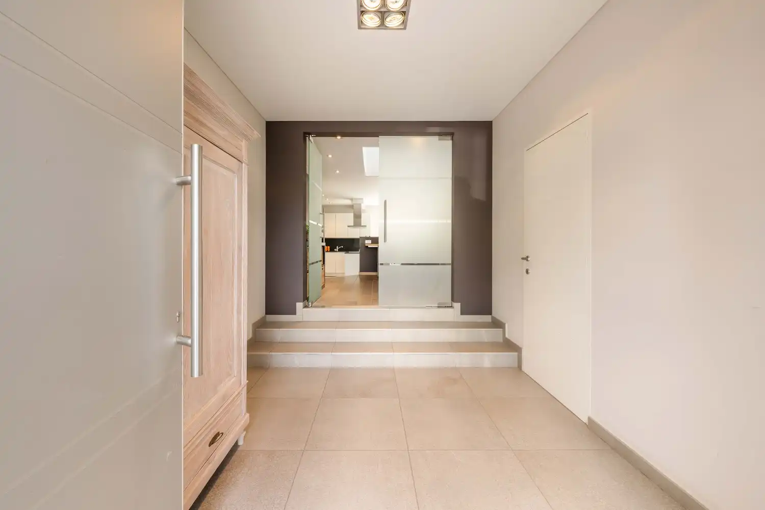 Ruime woning met praktijkruimte te Ruiselede. foto 2