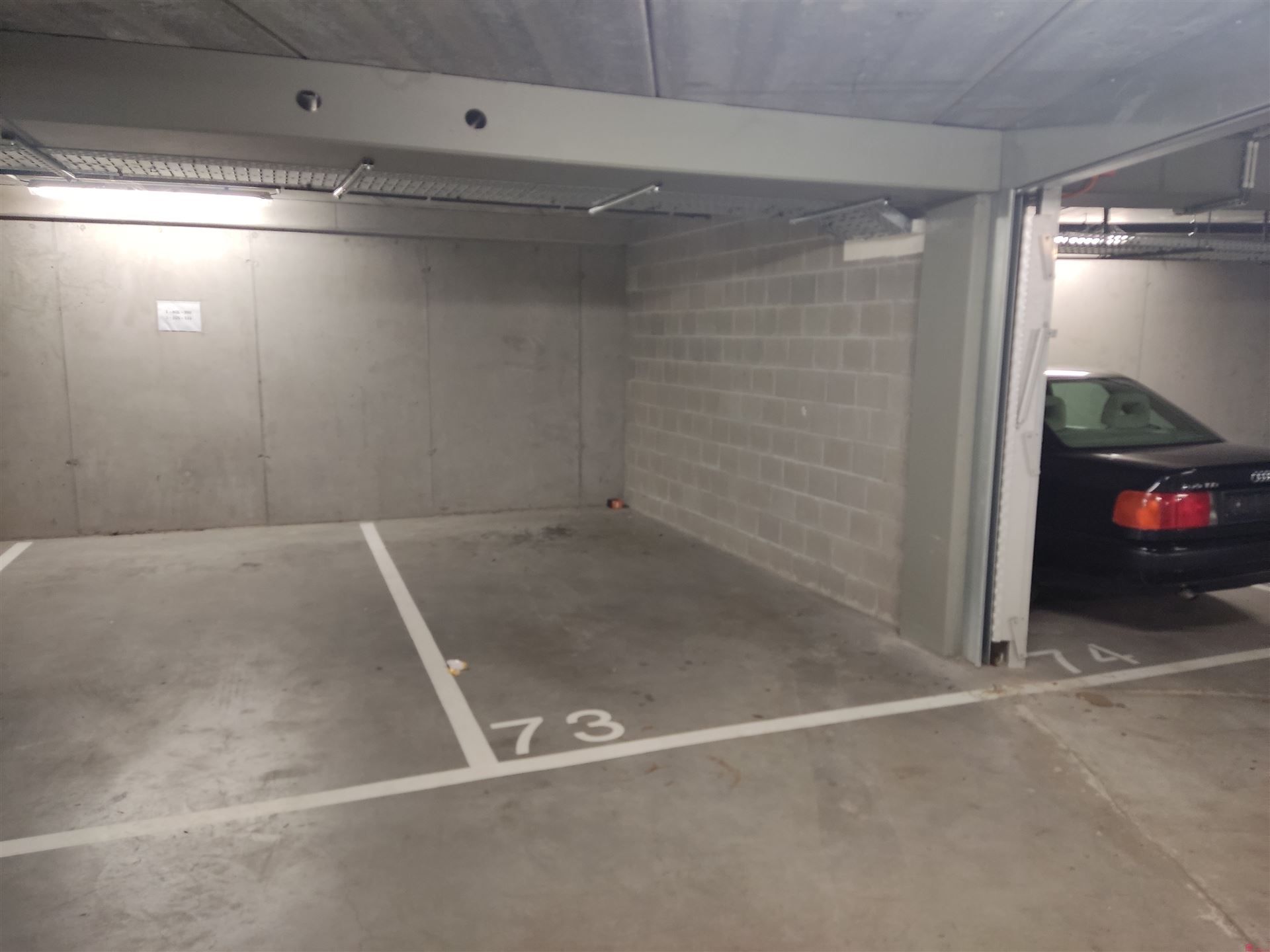 Autostaanplaats naast K in Kortrijk foto 3