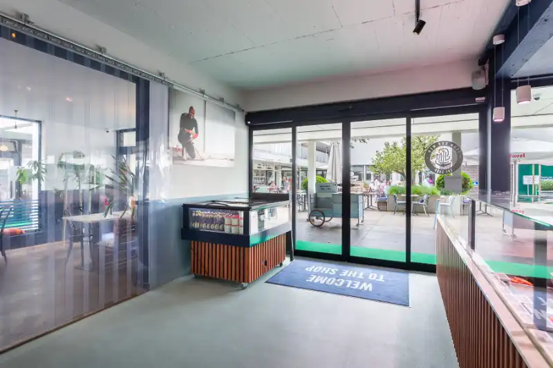Prachtig handelspand met veel RUIMTE EN ETALAGE, gratis parking! TOPlocatie Patio Donk! foto 6