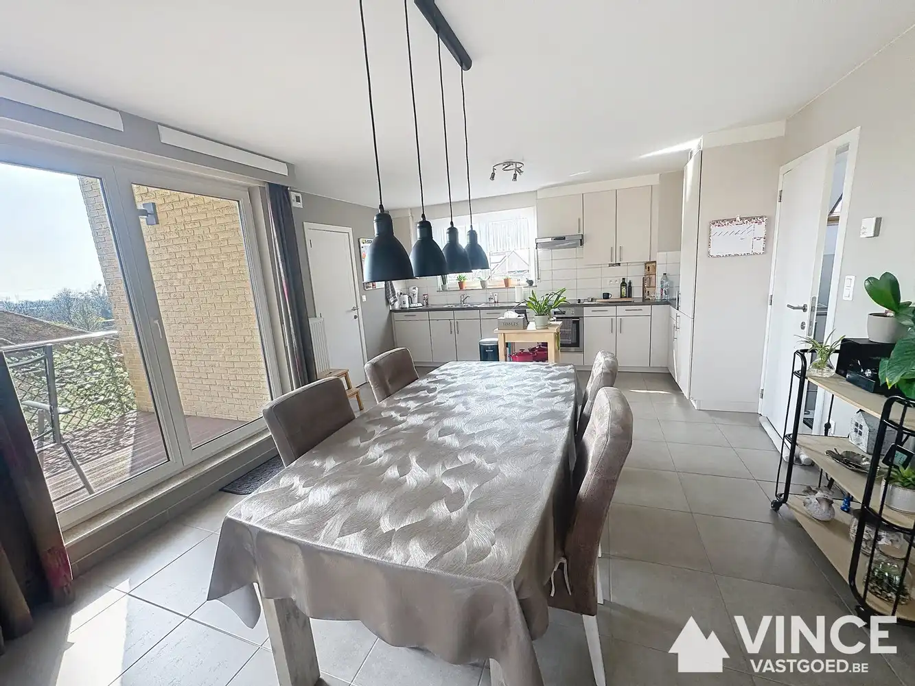 Ruim twee-slaapkamerappartement  met zonnig terras foto 4