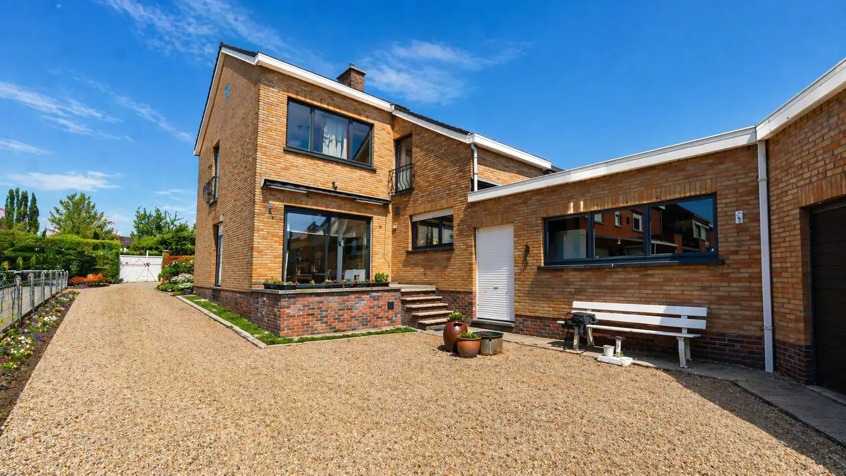 Te koop: Halfopen bebouwing met zuidgerichte tuin en garage op topligging in Waasmunster (Wareslagedreef) foto 2