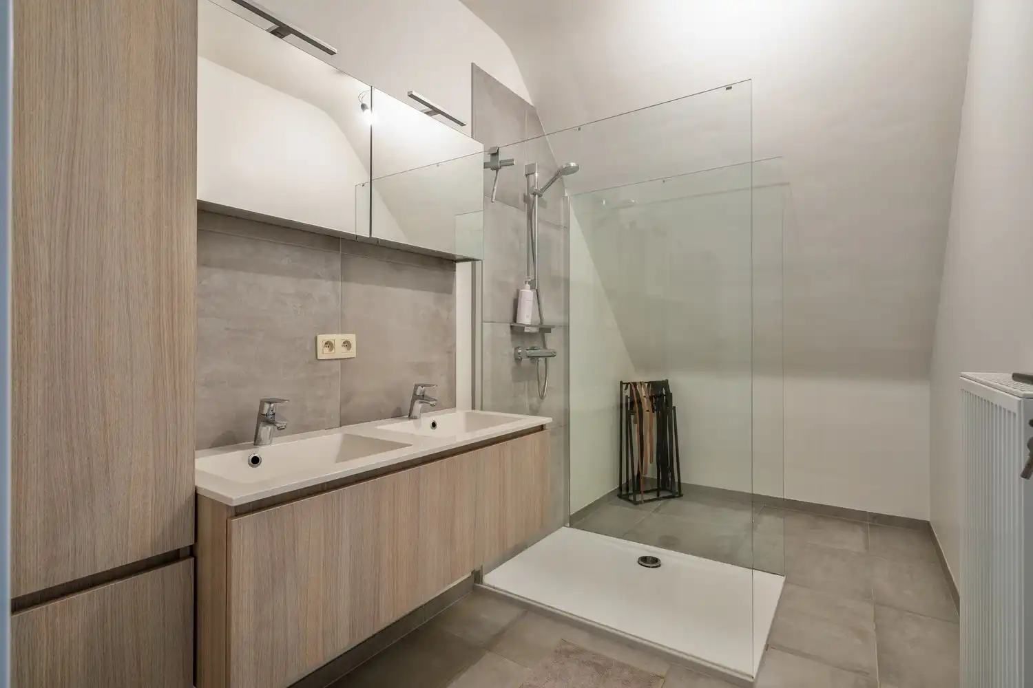 Recent ruim duplex appartement met 2 slpkrs en terras te Schriek foto 13