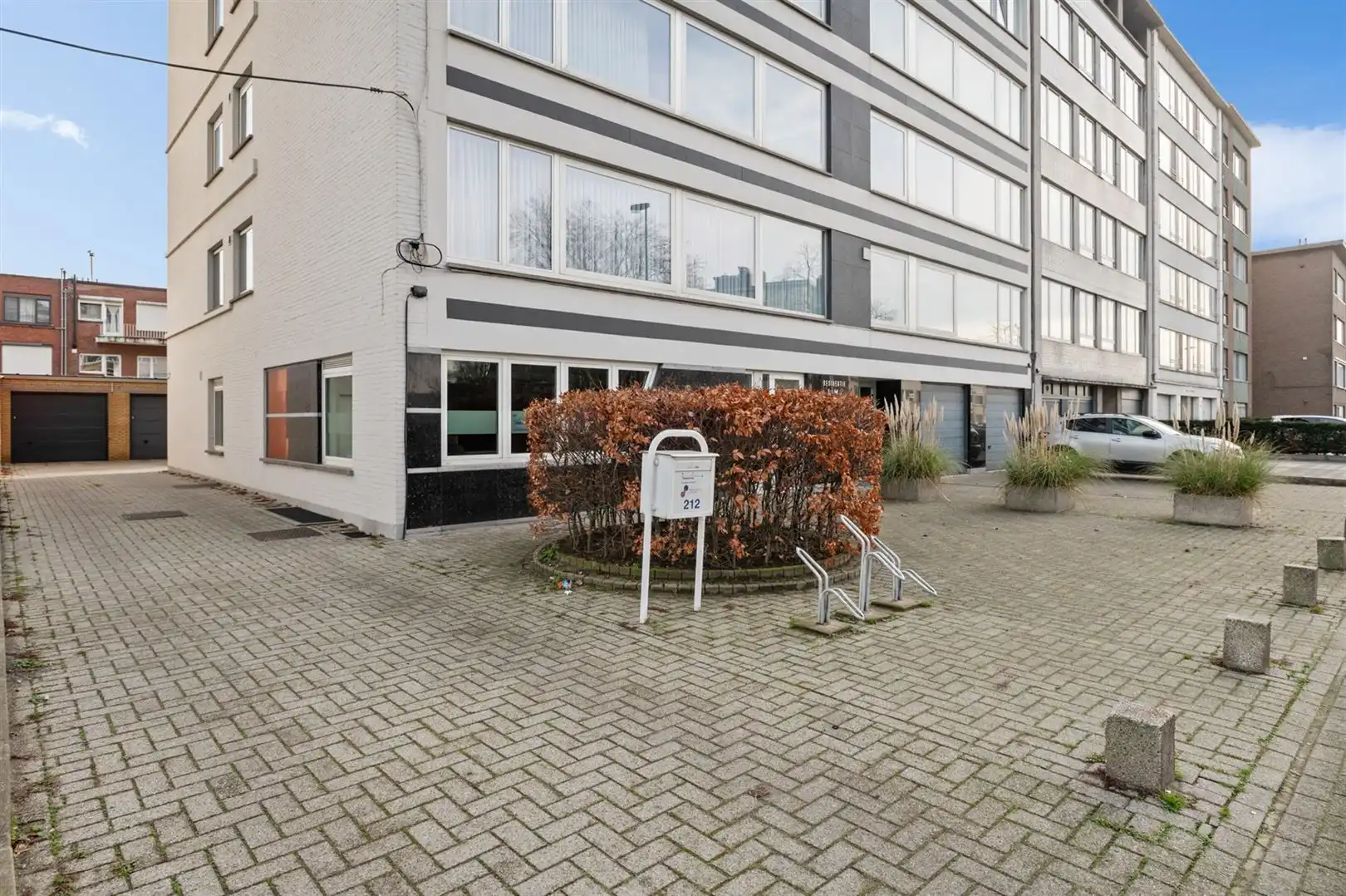 Instapklaar kantoor of handelspand langs bruisende Lambrechtshoekenlaan. foto 11