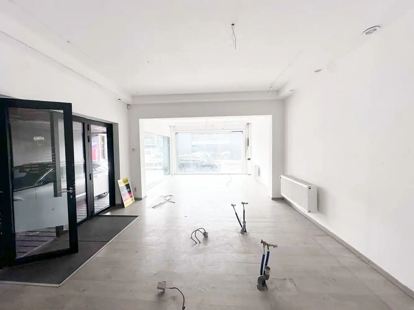 Top gelegen commercieel gelijkvloers of kantoor met uitstekende zichtbaarheid nabij HARING vlakbij DELHAIZE foto 3