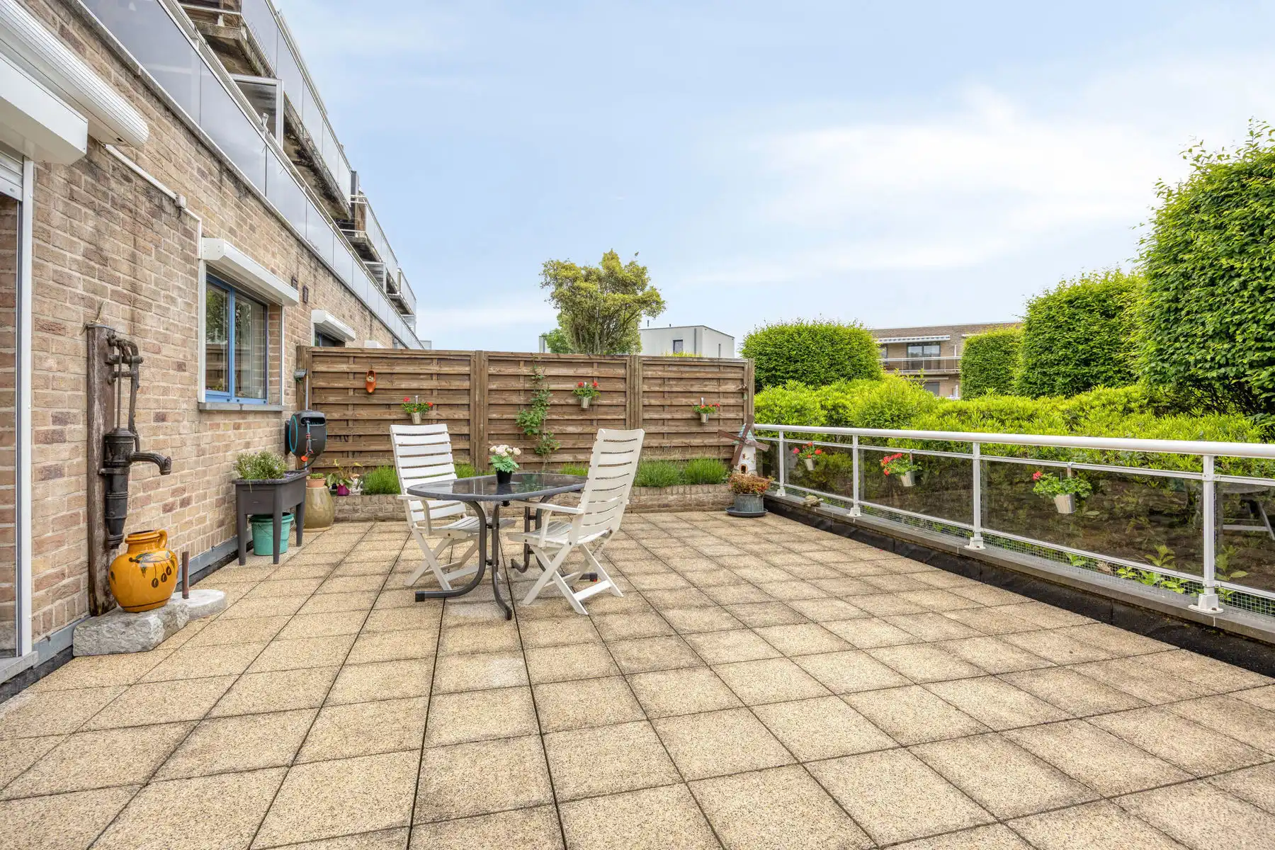 Gelijkvloers appartement met 2 kamers, terras en garage foto 6