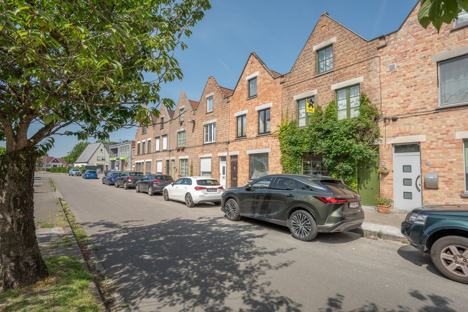 Instapklare woning met grote garage op een gegeerde locatie in Sint-Andries! foto {{pictureIndex}}